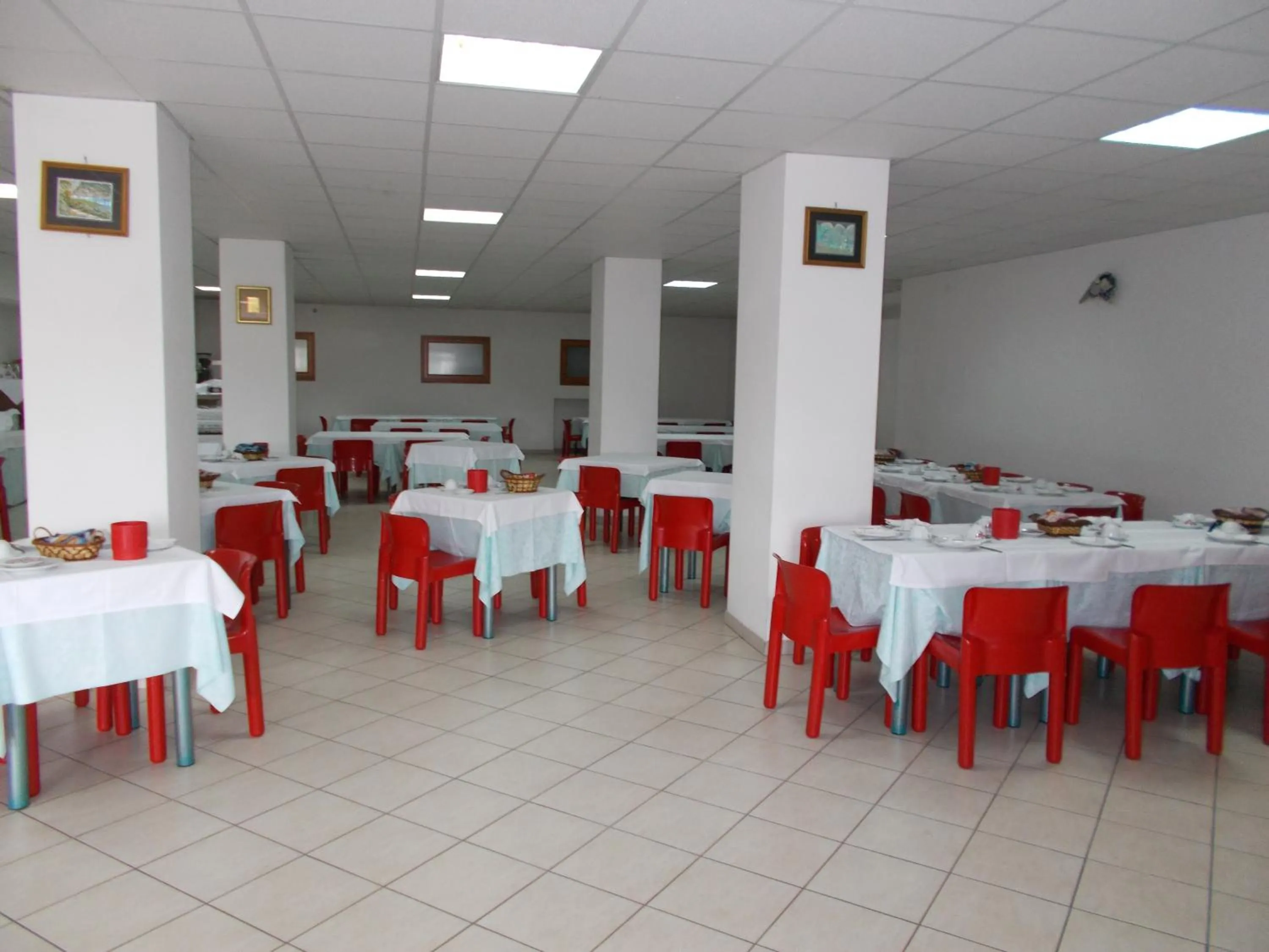 Restaurant/places to eat in Hotel Holidays