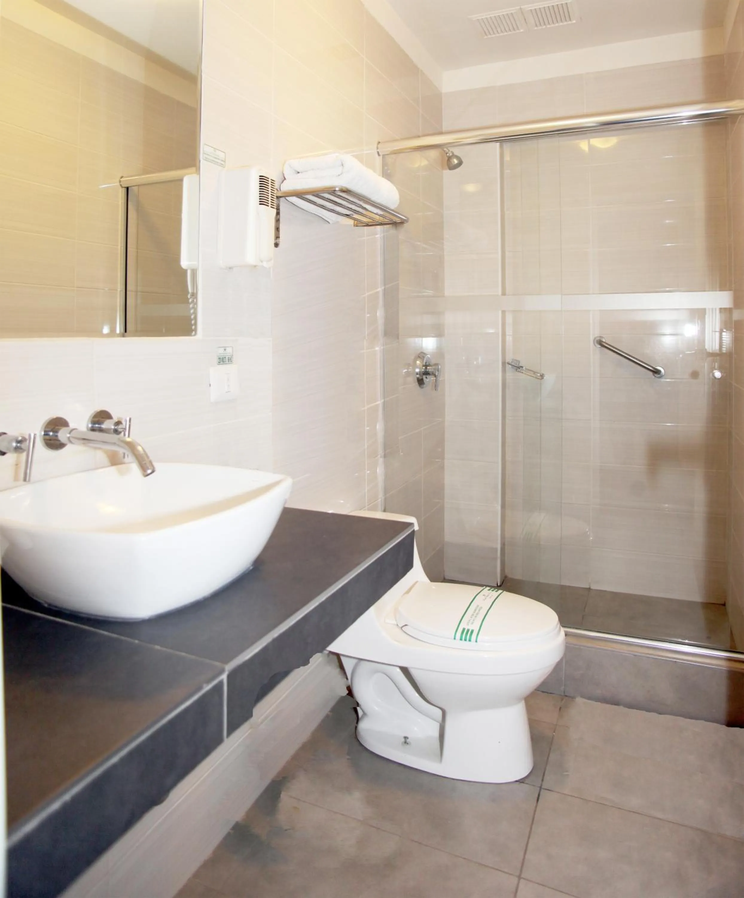 Bathroom in Emperador Plaza