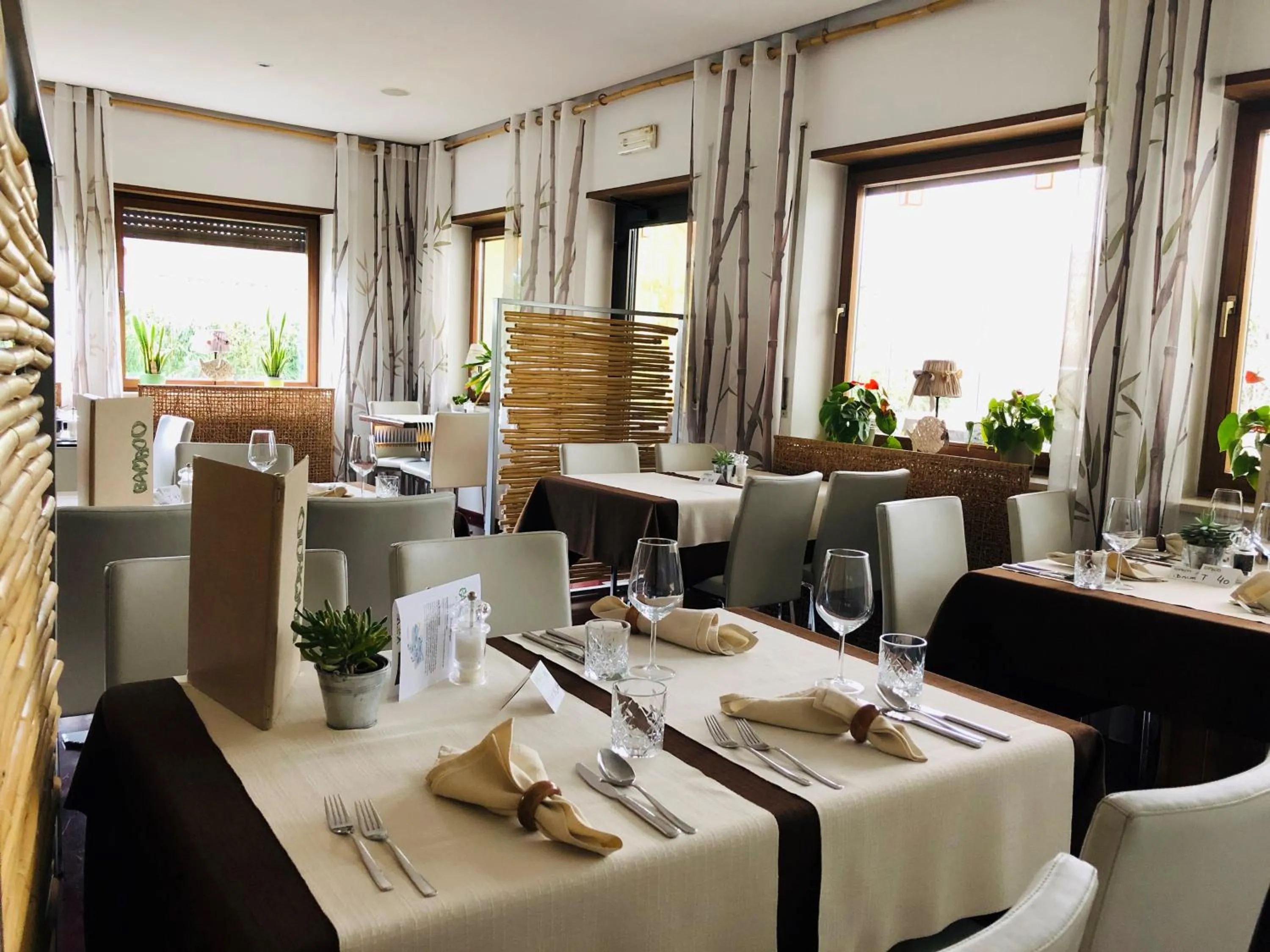 Restaurant/places to eat in Hotel Bamboo