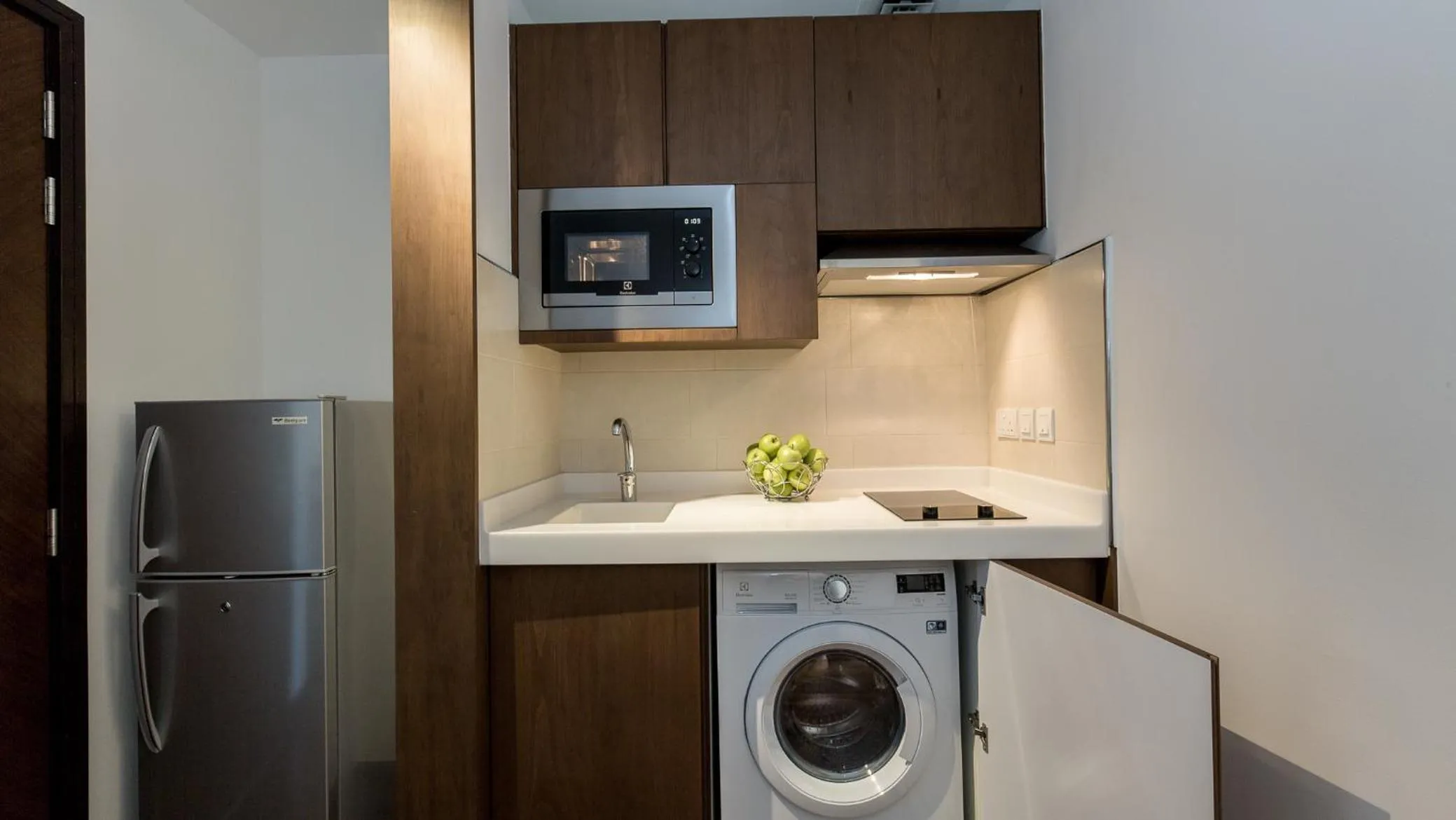 Kitchen or kitchenette in La Suite Dubai Hotel & Apartments
