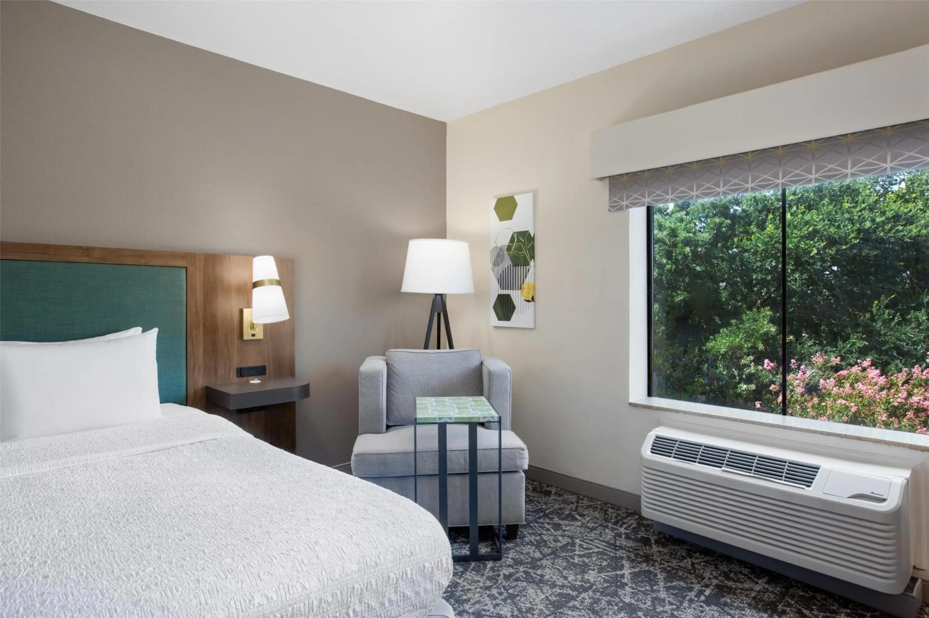 Bed in Hampton Inn & Suites Dallas-Arlington North-Entertainment District