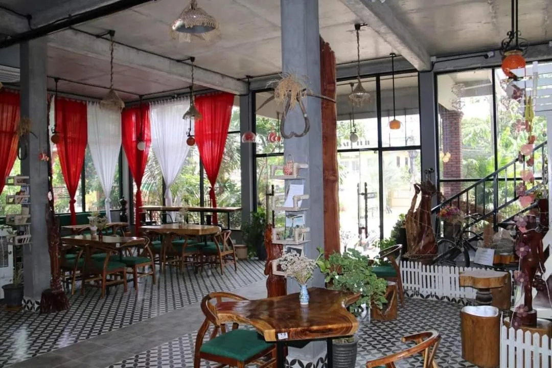 Restaurant/places to eat in RaVorn Villa Boutique