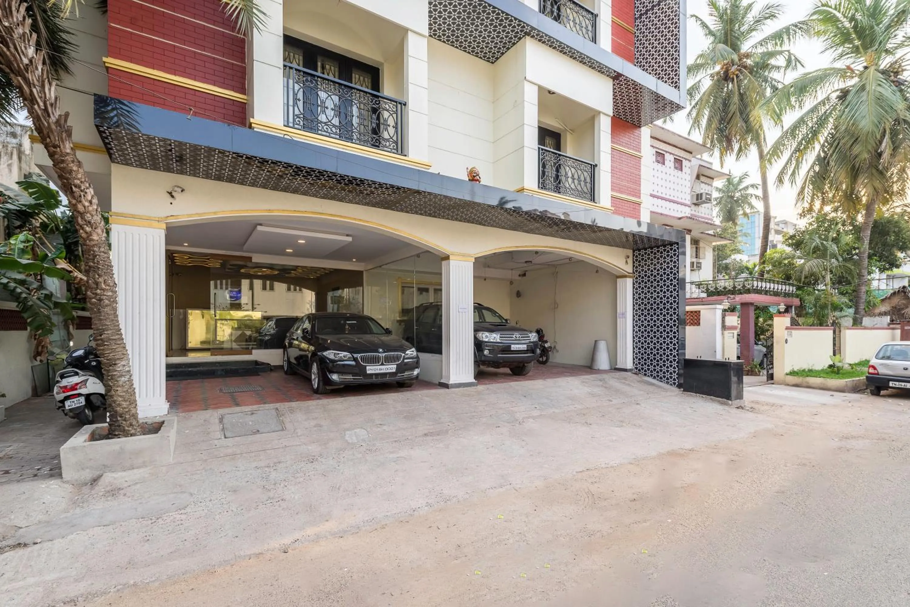 Facade/entrance in Treebo Elan