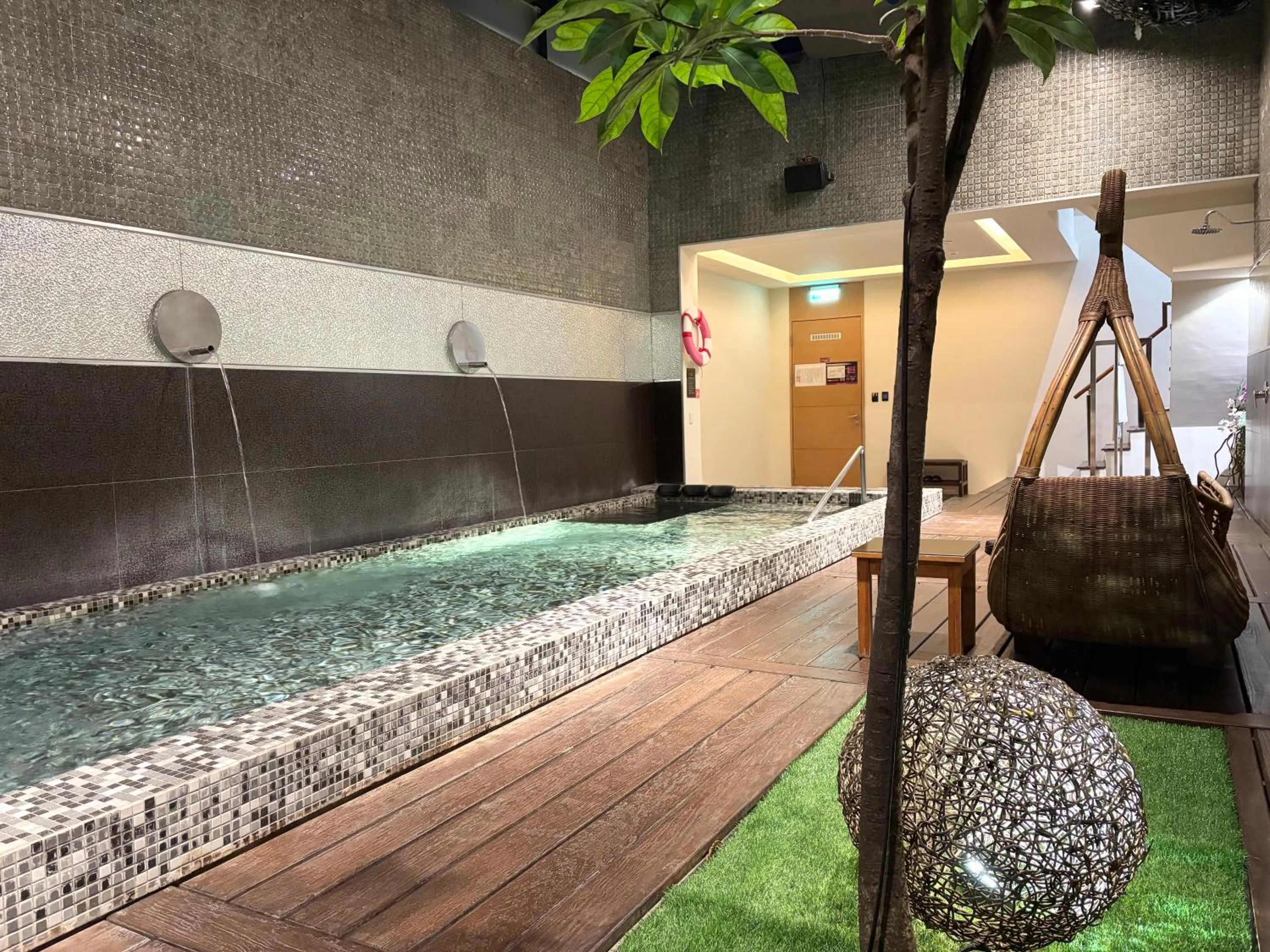 Swimming pool in Xiadu Motel