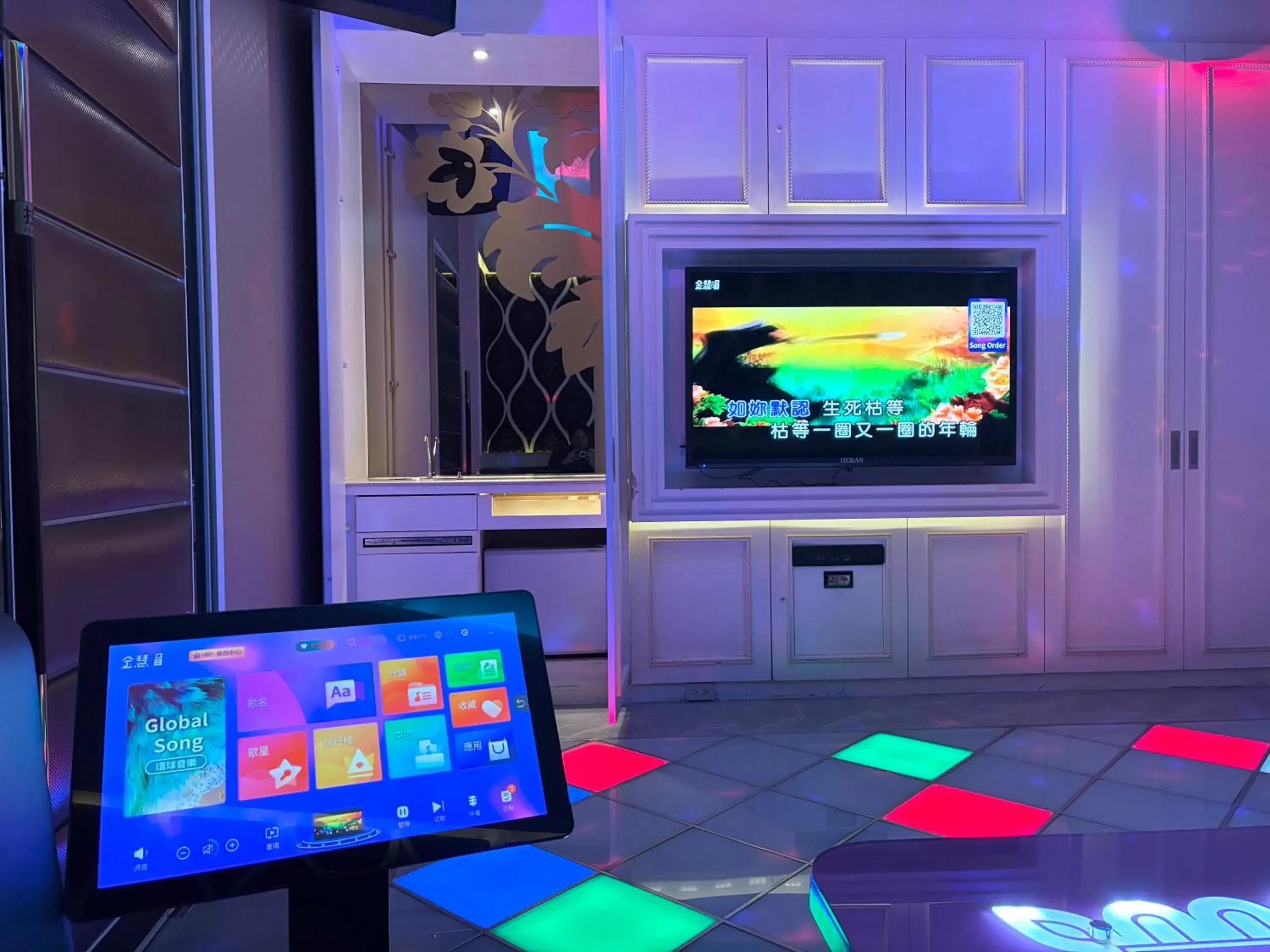 Superior Deluxe Double Room with Karaoke Facilities (Check-in after 18:00) in Xiadu Motel Superior Deluxe Double Room with Karaoke Facilities (Check-in after 18:00) in Xiadu Motel