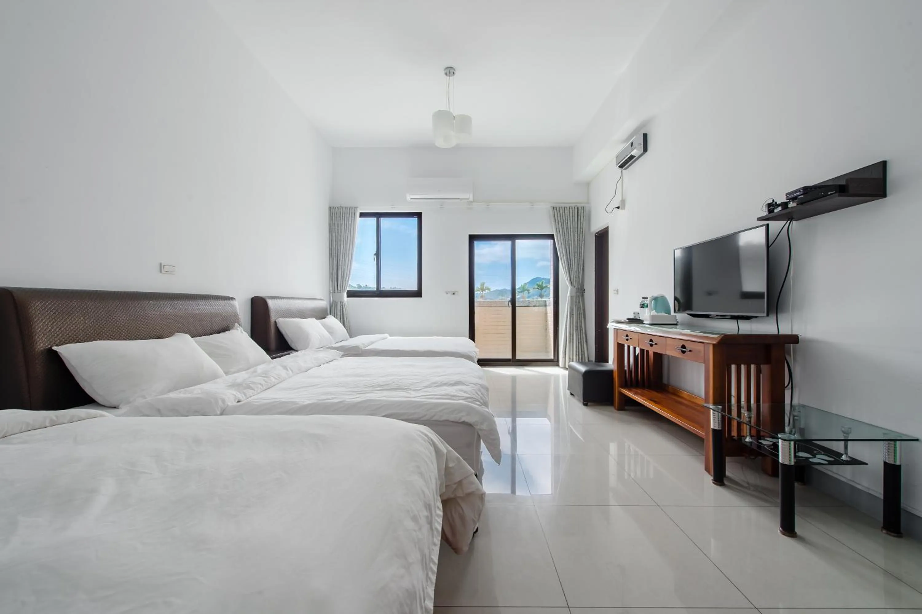 Photo of the whole room, Bed in Quan Ming B&B