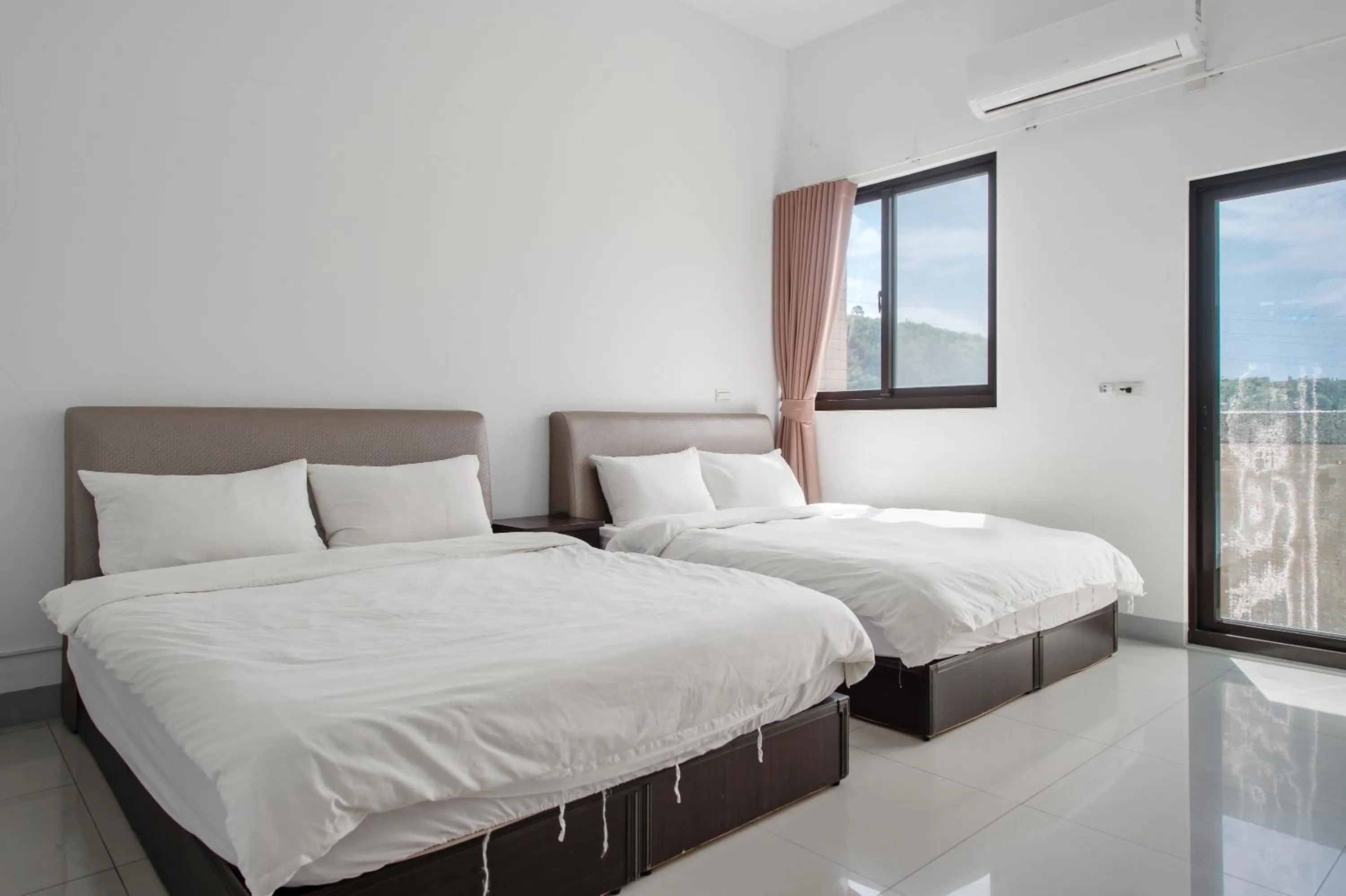 Photo of the whole room, Bed in Quan Ming B&B