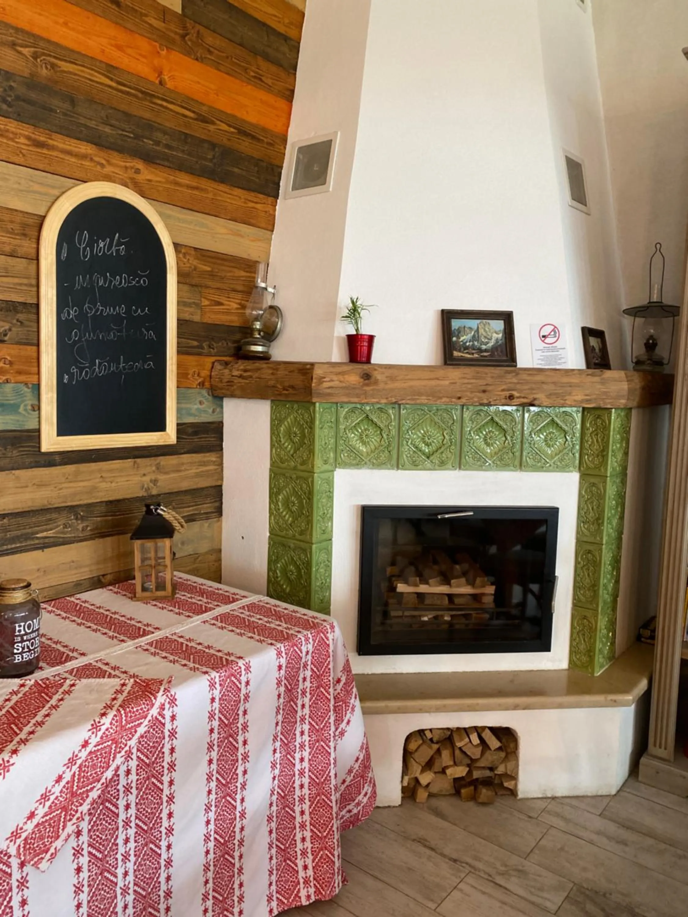 Restaurant/places to eat, Bed in Pensiunea Banffy