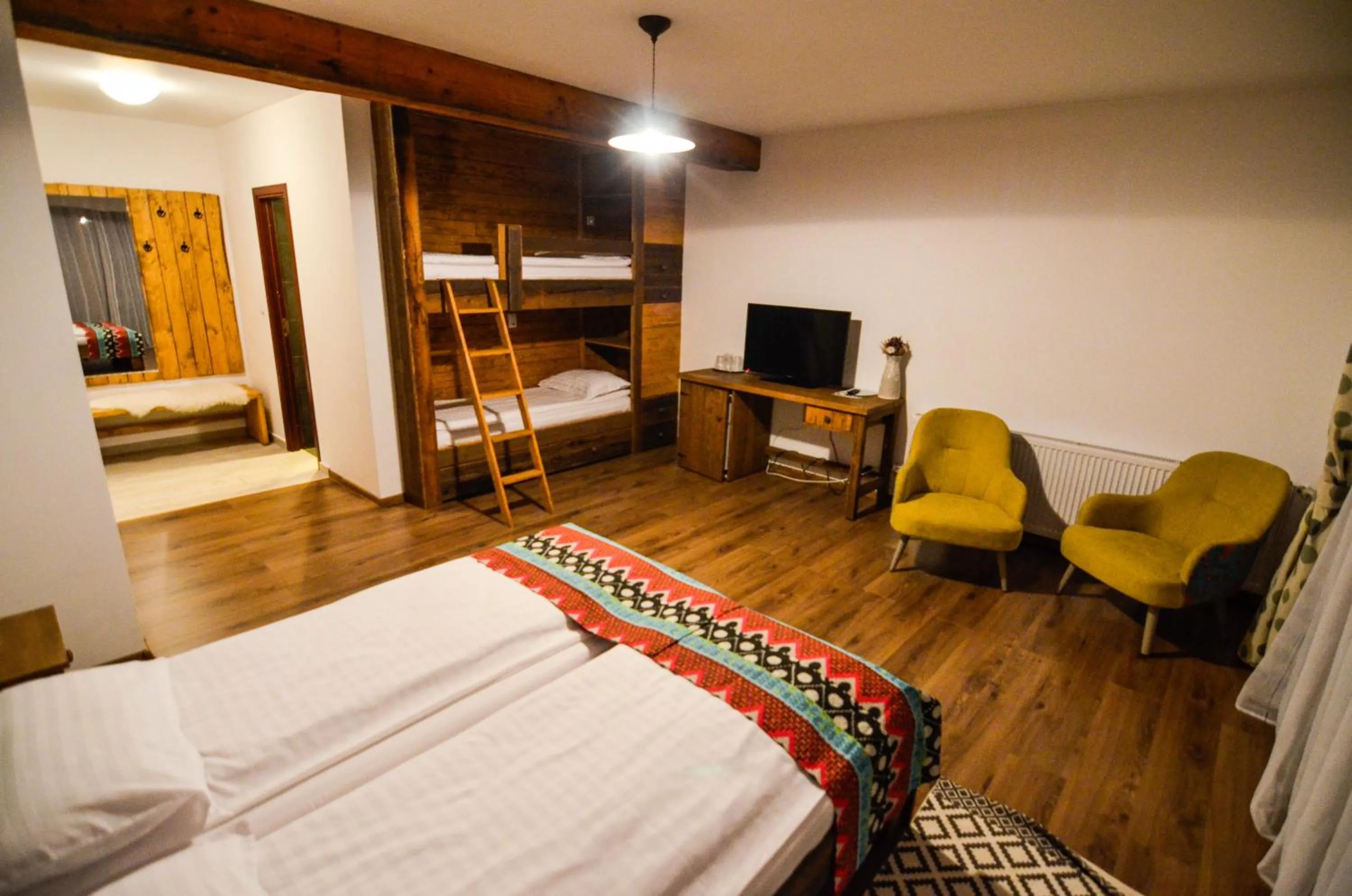 Photo of the whole room, Bed in Pensiunea Banffy