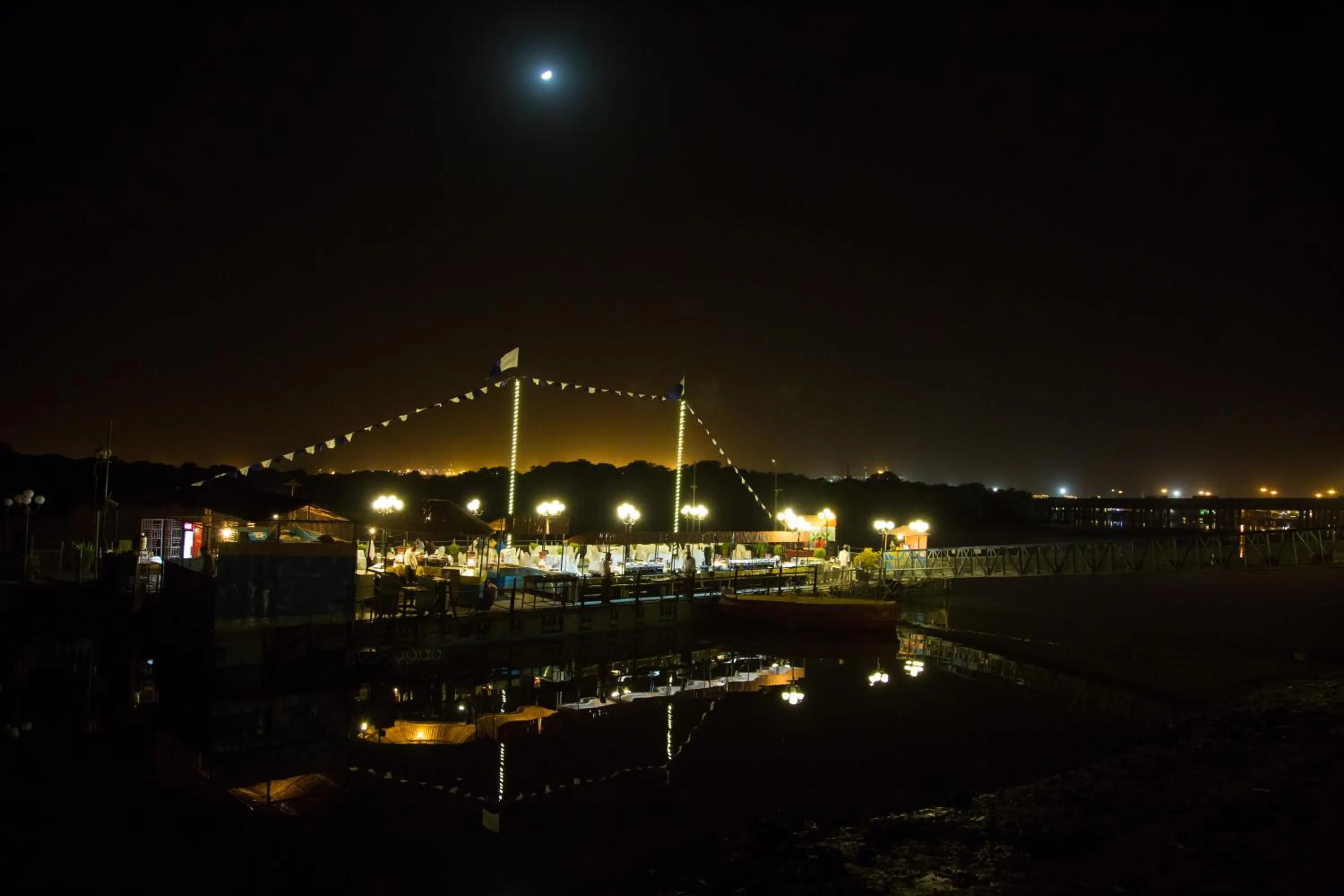 Restaurant/places to eat in Beach Luxury Hotel