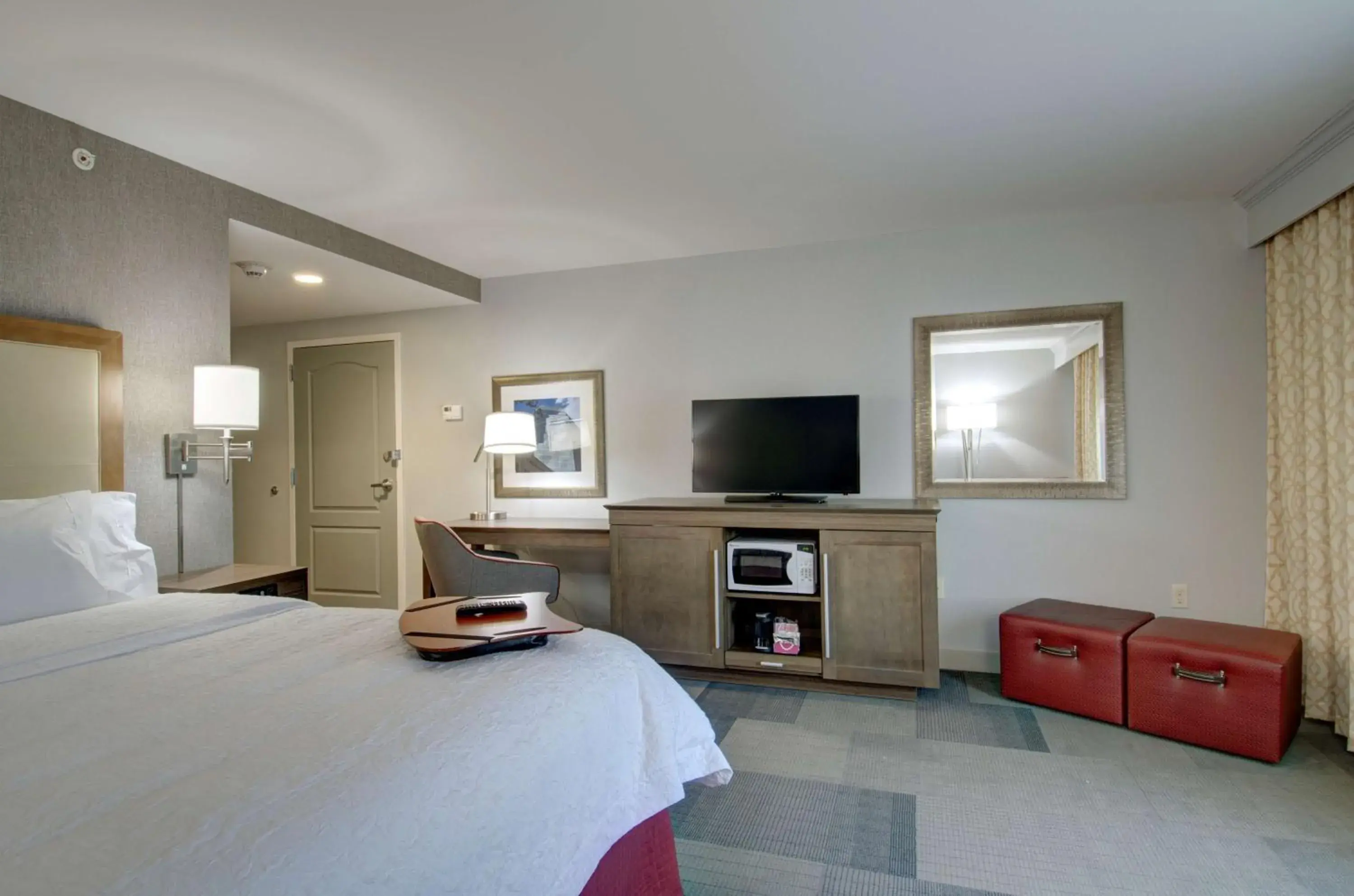 King Room with Roll-In Shower - Mobility and Hearing Access/Non-Smoking in Hampton Inn & Suites Springfield Downtown King Room with Roll-In Shower - Mobility and Hearing Access/Non-Smoking in Hampton Inn & Suites Springfield Downtown