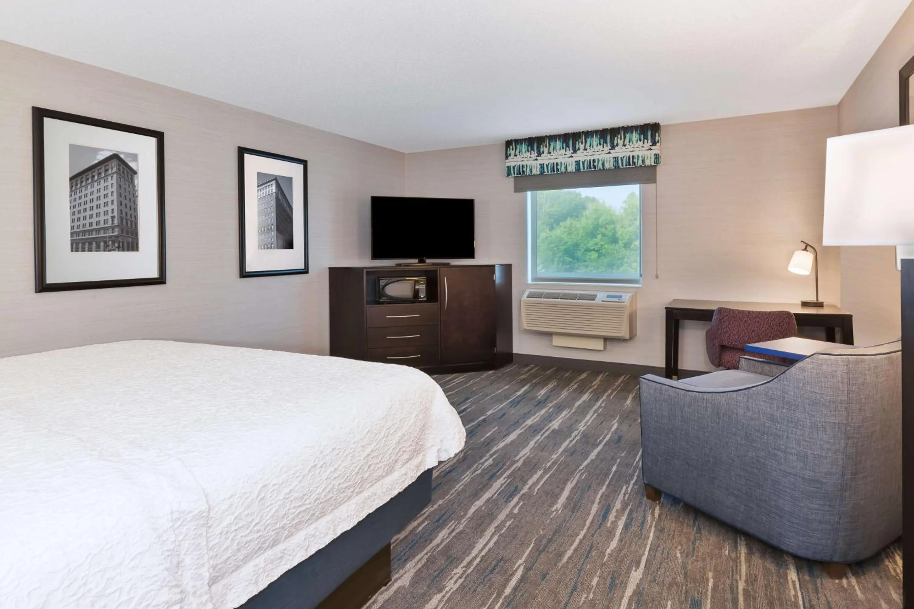 Bedroom, Bed in Hampton Inn and Suites Flint/Grand Blanc