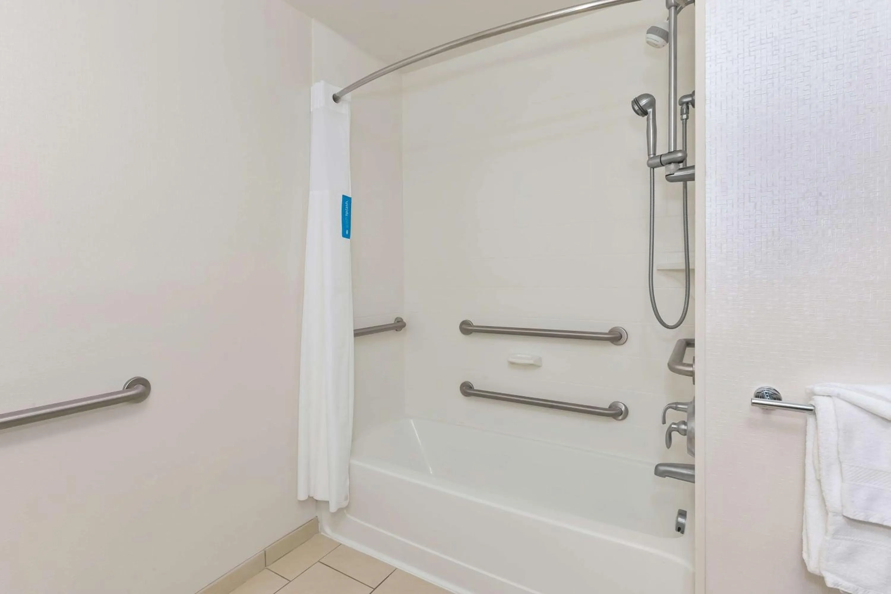 Bathroom in Hampton Inn and Suites Flint/Grand Blanc