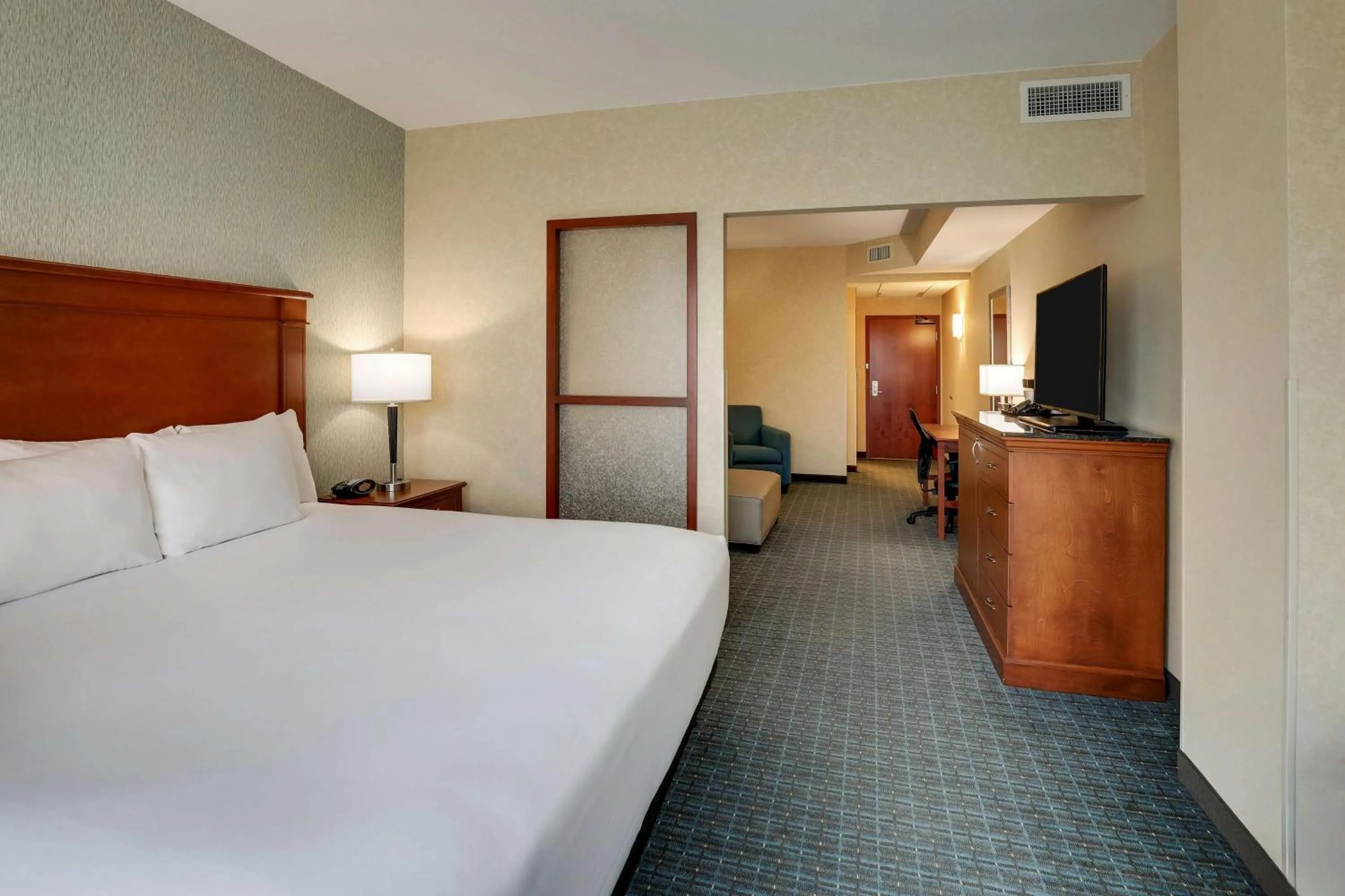 Bedroom, Bed in Drury Inn & Suites Grand Rapids