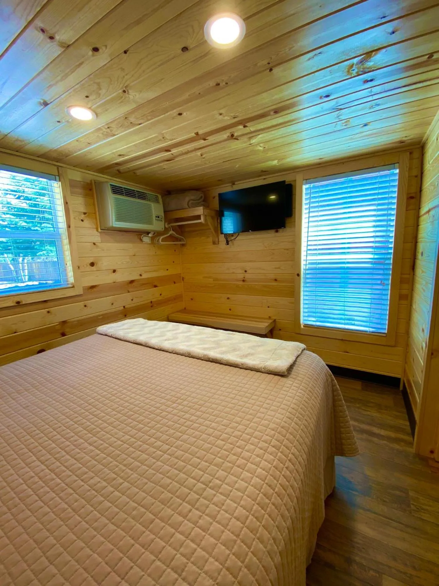 Bed in Ouray Riverside Resort - Inn & Cabins