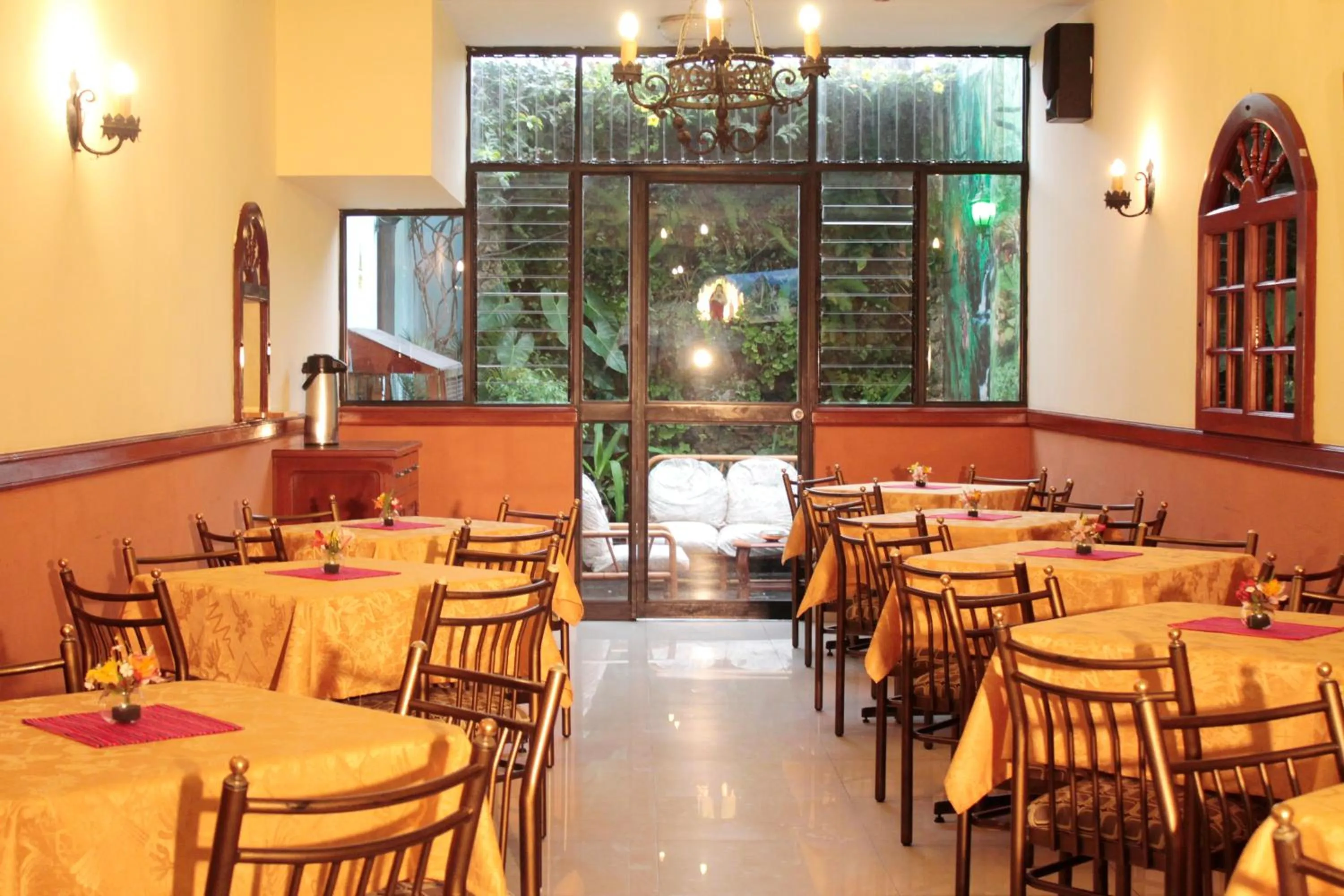 Restaurant/places to eat in Hotel Manhattan Inn Airport