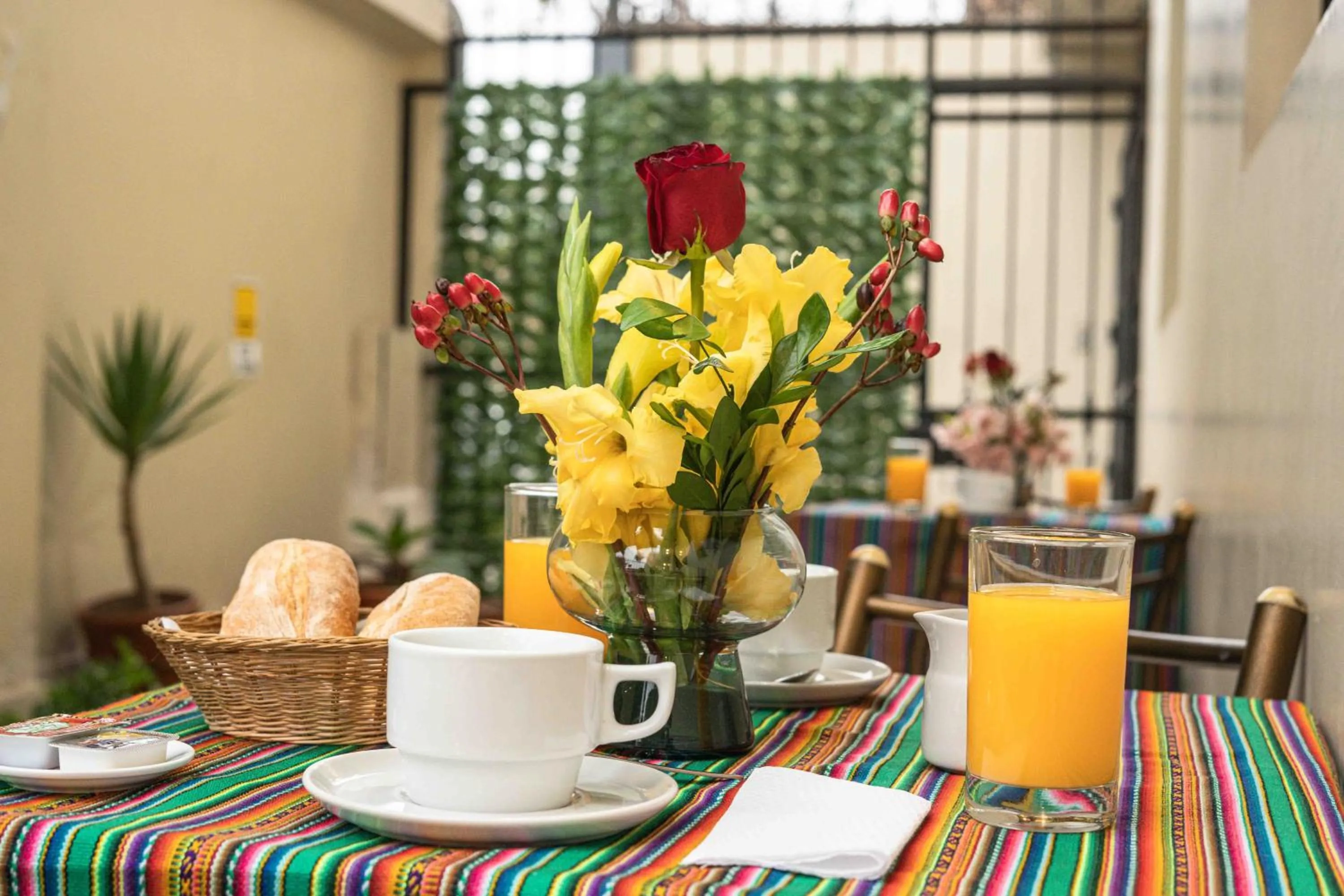 Breakfast in Hotel Manhattan Inn Airport