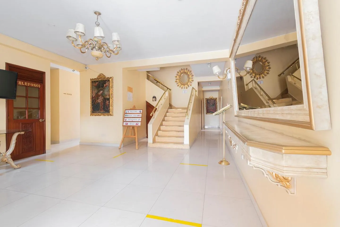 Lobby or reception in Hotel Manhattan Inn Airport