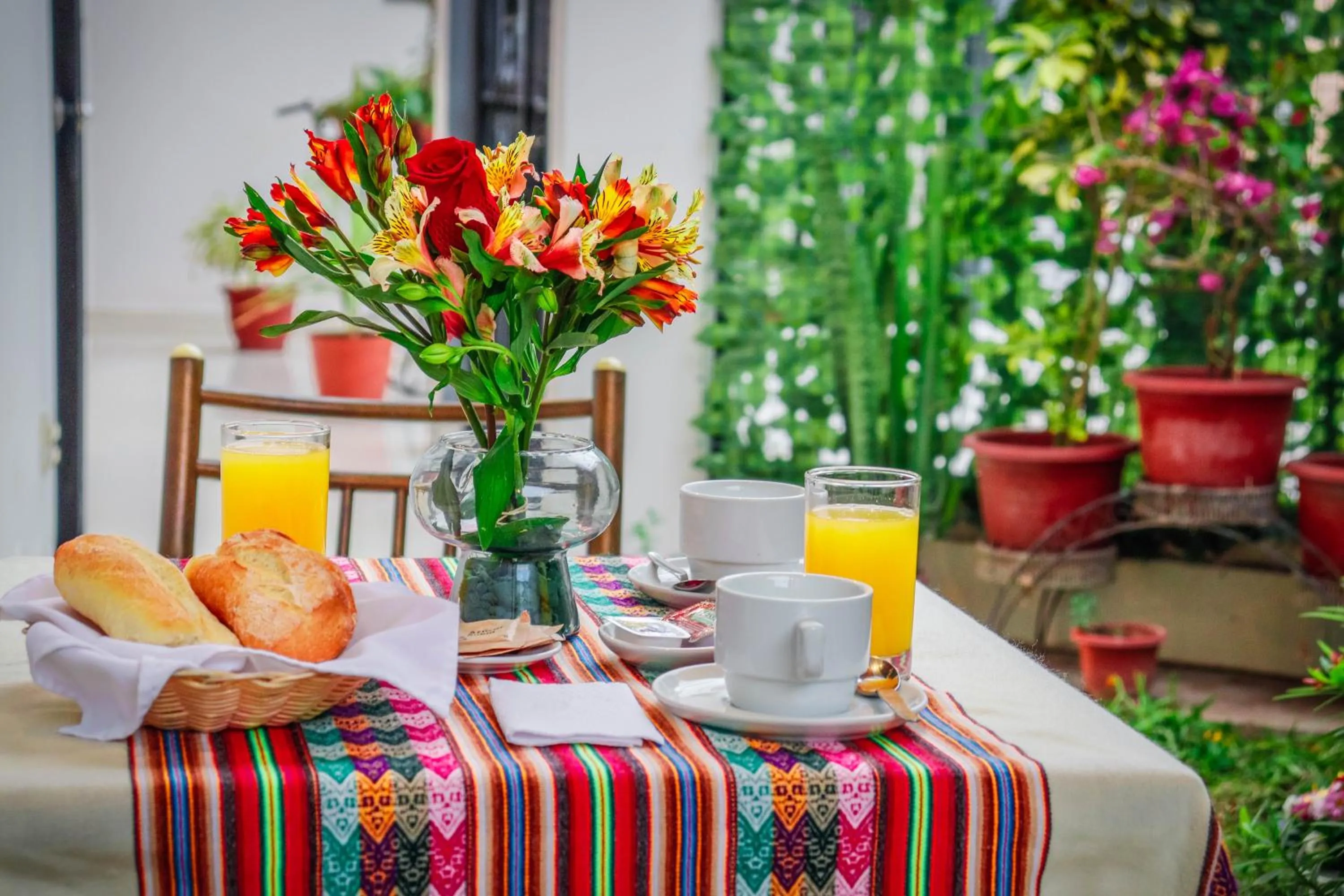 Restaurant/places to eat in Hotel Manhattan Inn Airport