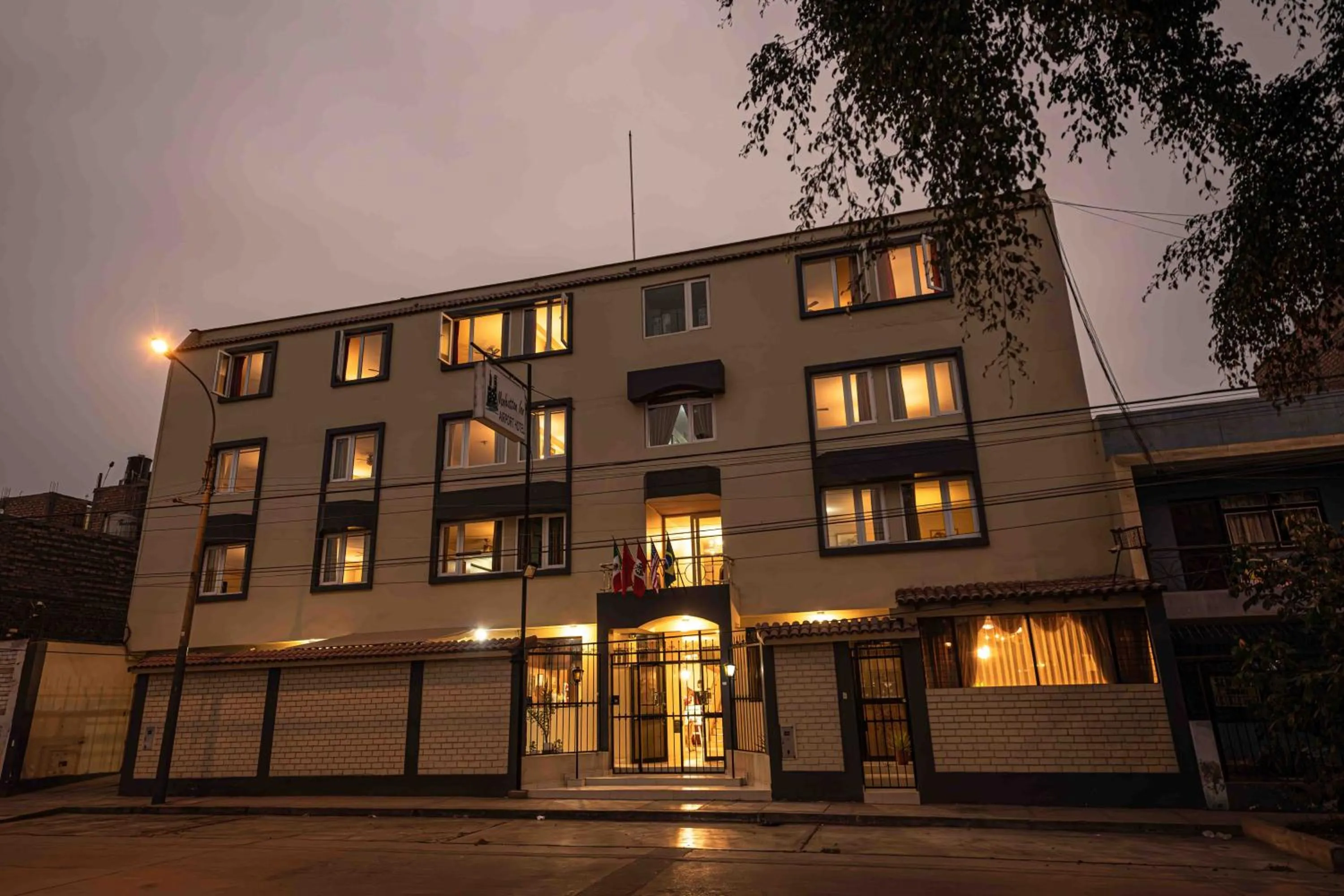 Facade/entrance in Hotel Manhattan Inn Airport