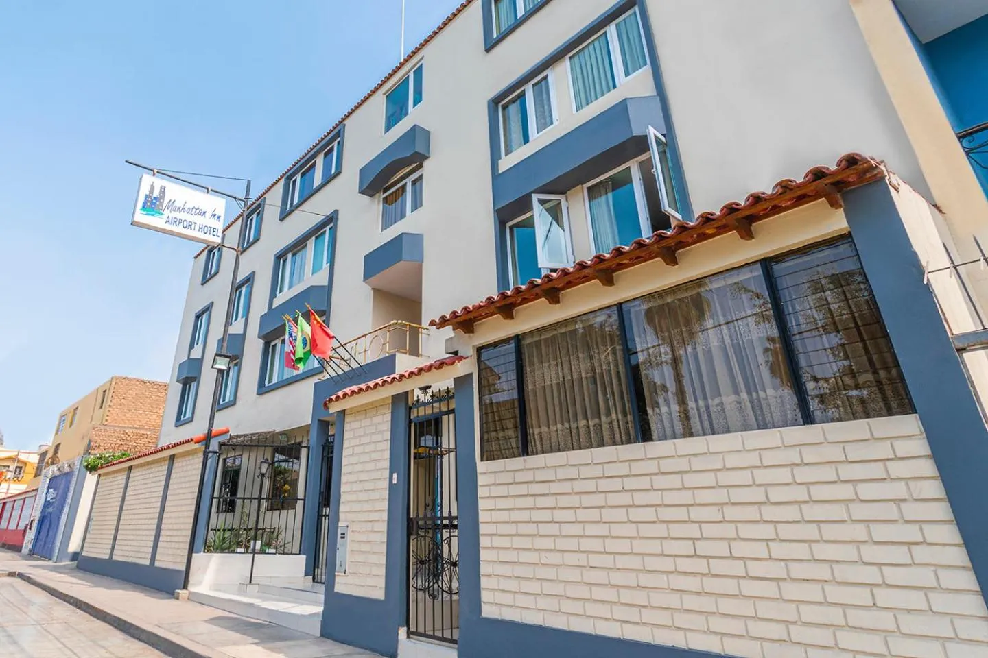 Property building in Hotel Manhattan Inn Airport