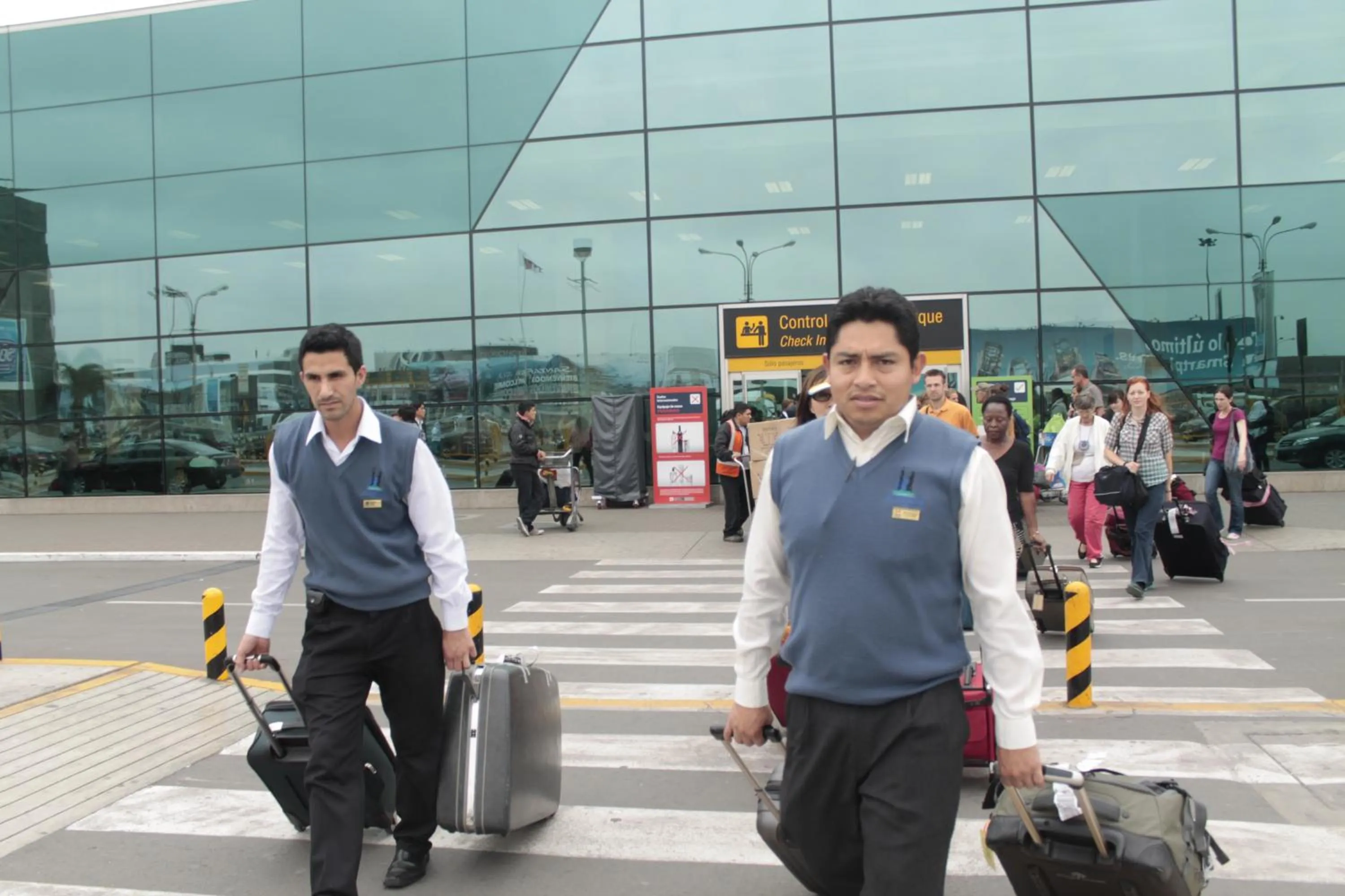 shuttle in Hotel Manhattan Inn Airport