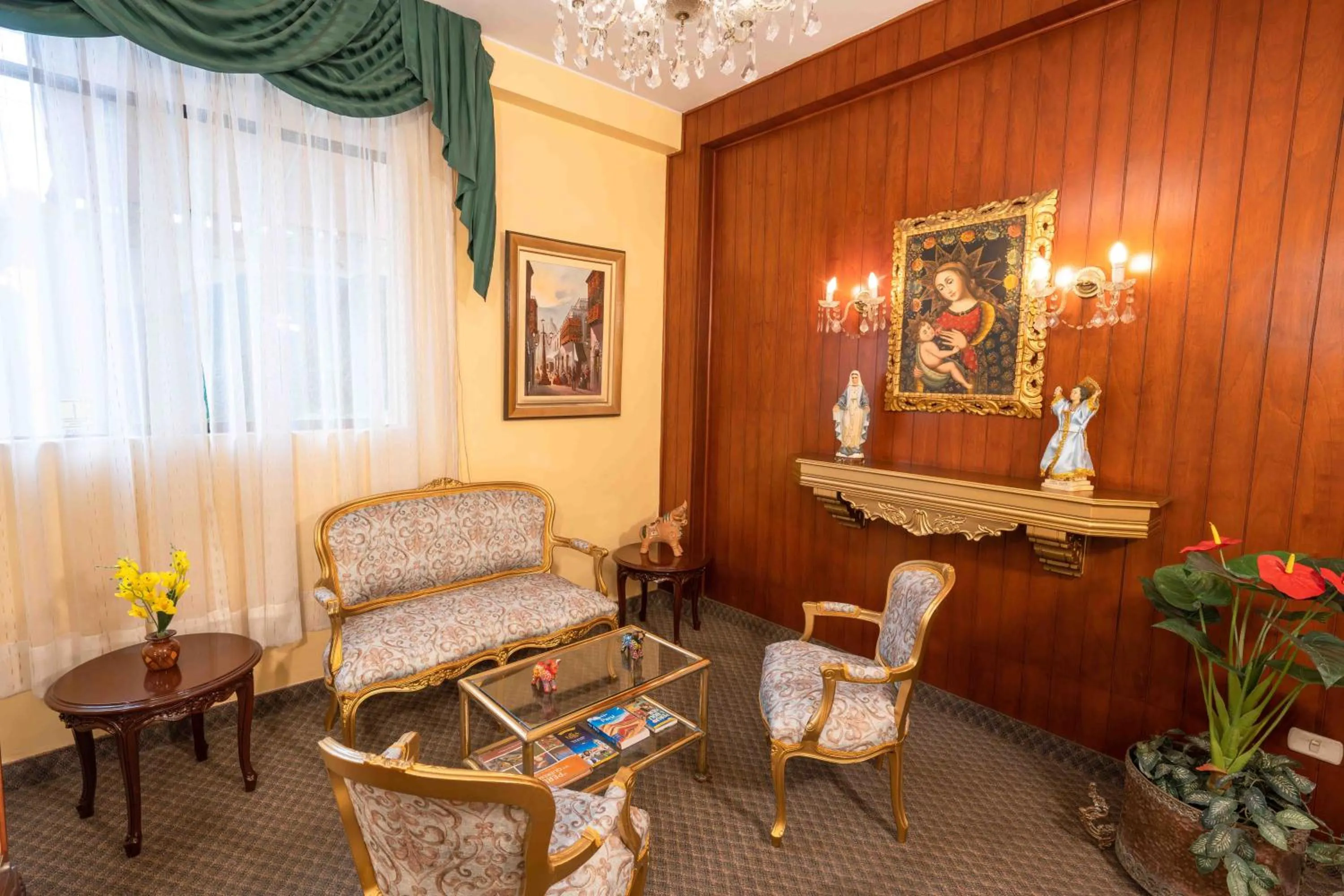 Living room in Hotel Manhattan Inn Airport