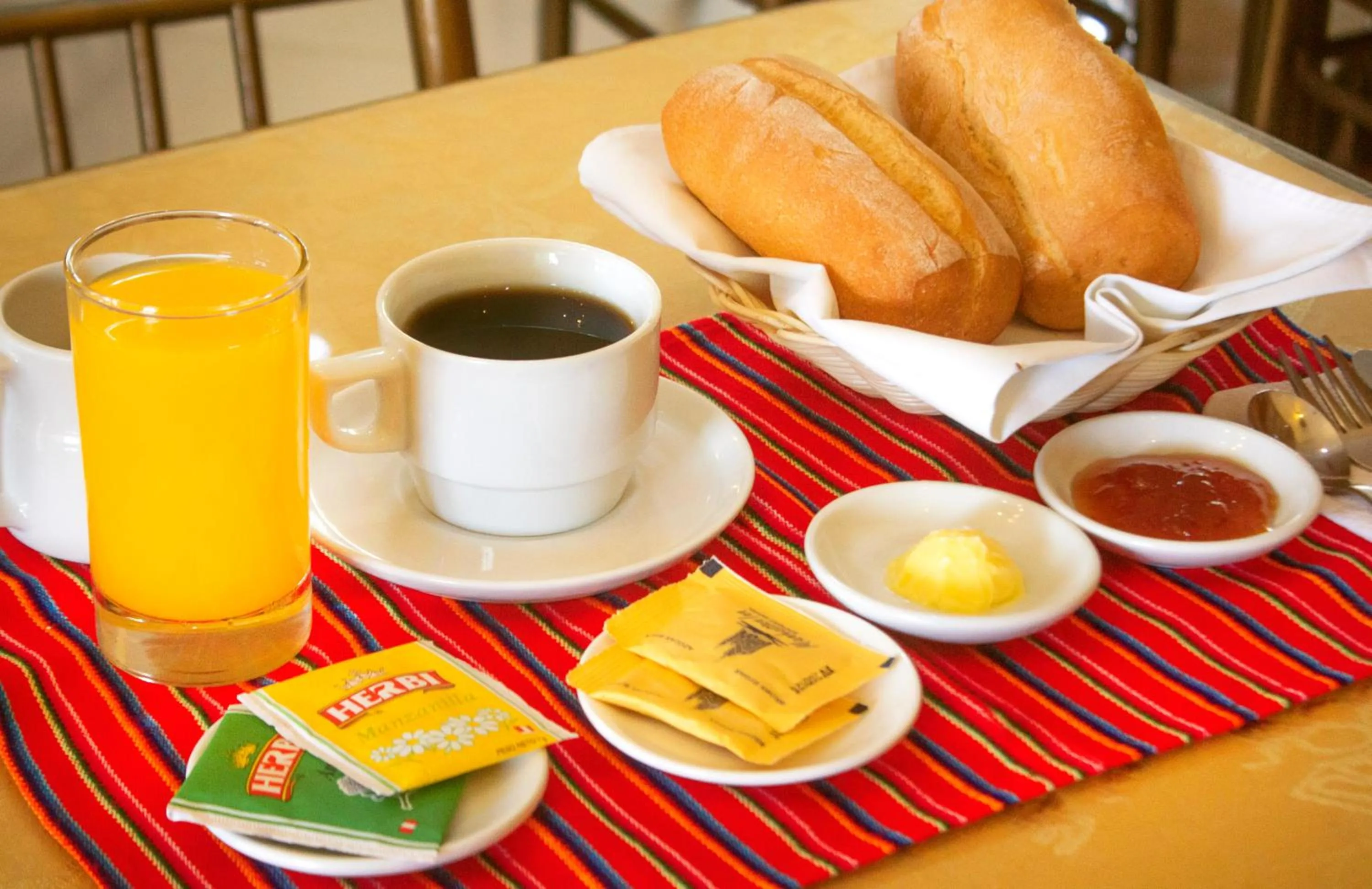 Breakfast in Hotel Manhattan Inn Airport