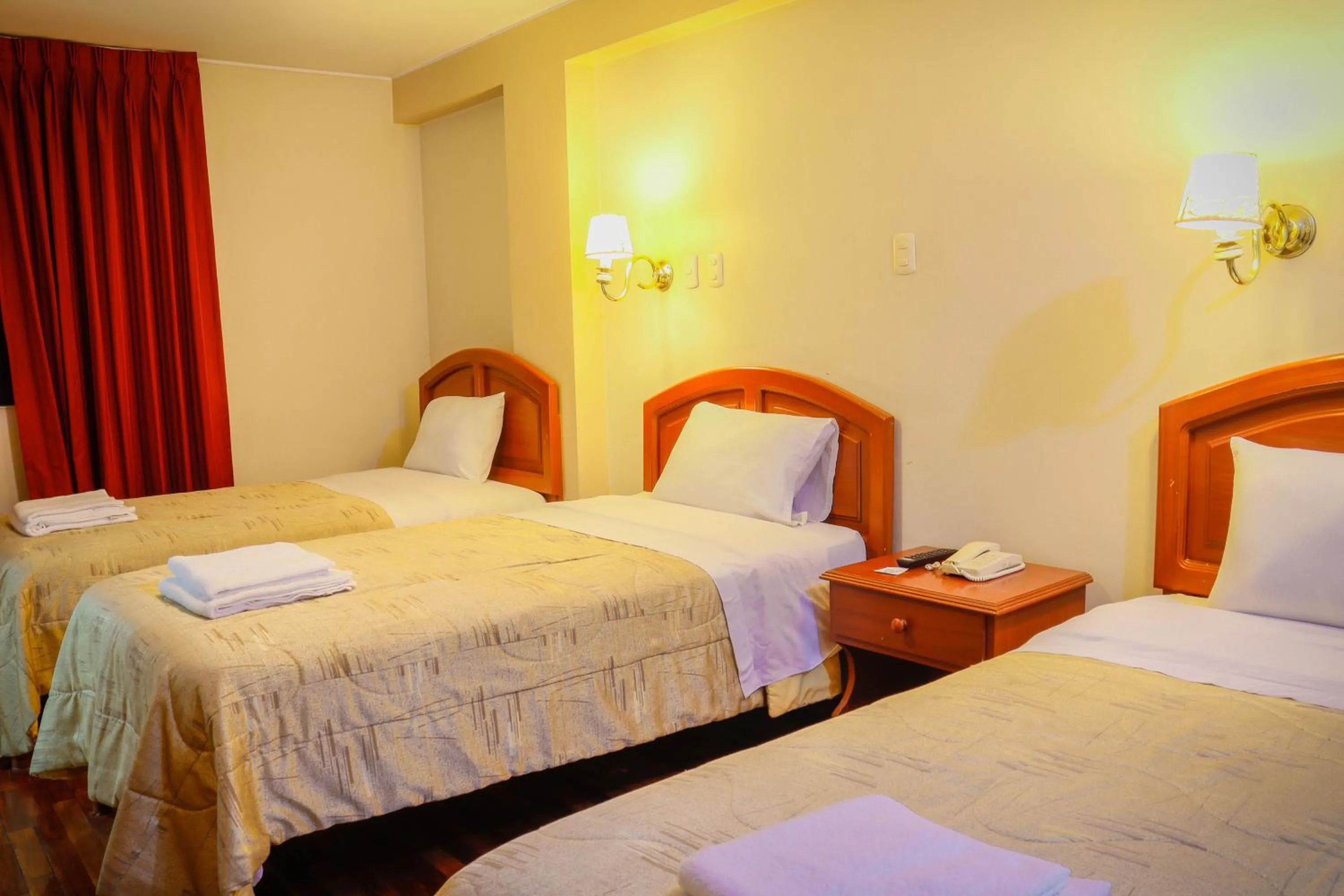 Bed in Hotel Manhattan Inn Airport