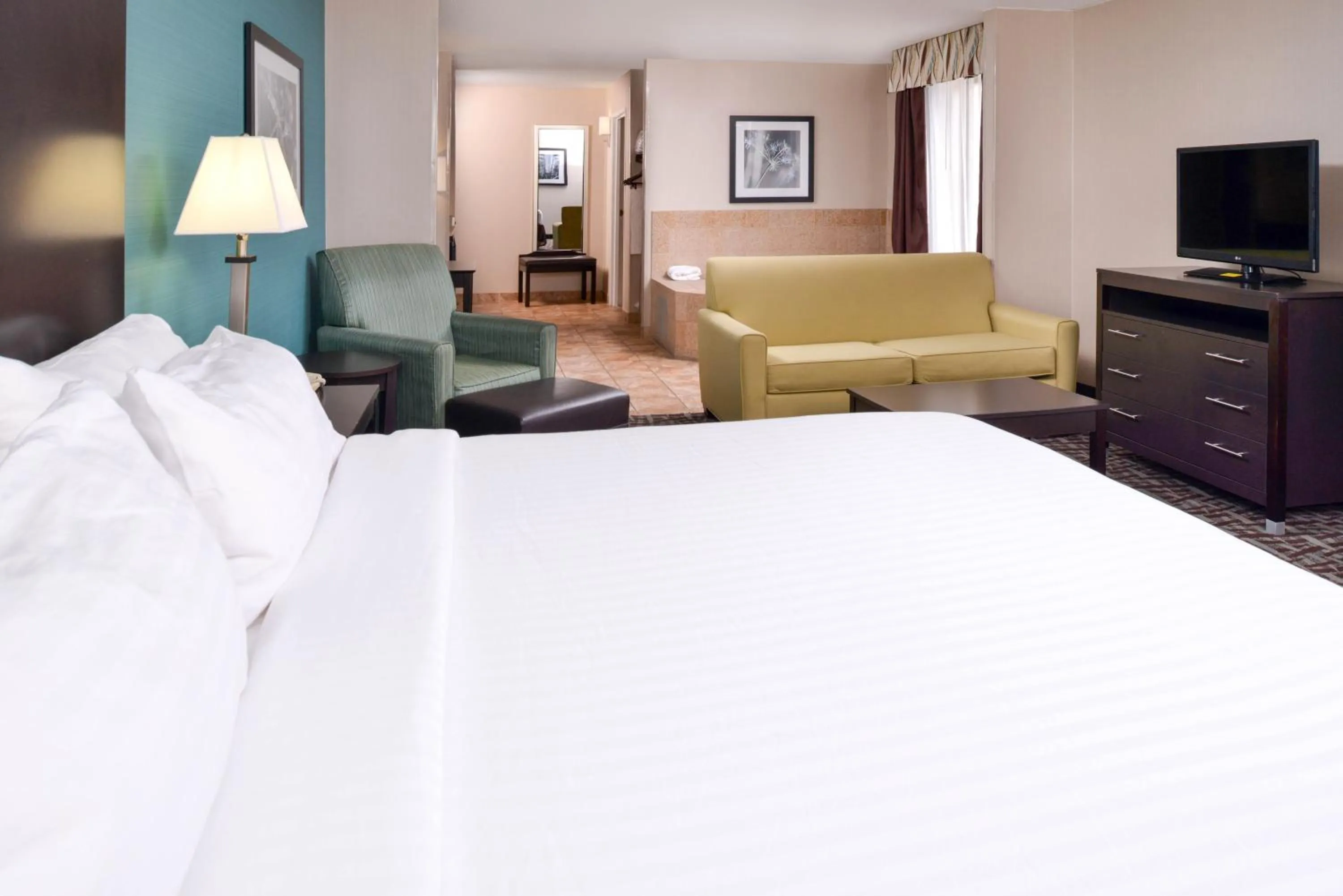 Photo of the whole room, Bed in Holiday Inn Express Hotel & Suites Youngstown - North Lima/Boardman by IHG