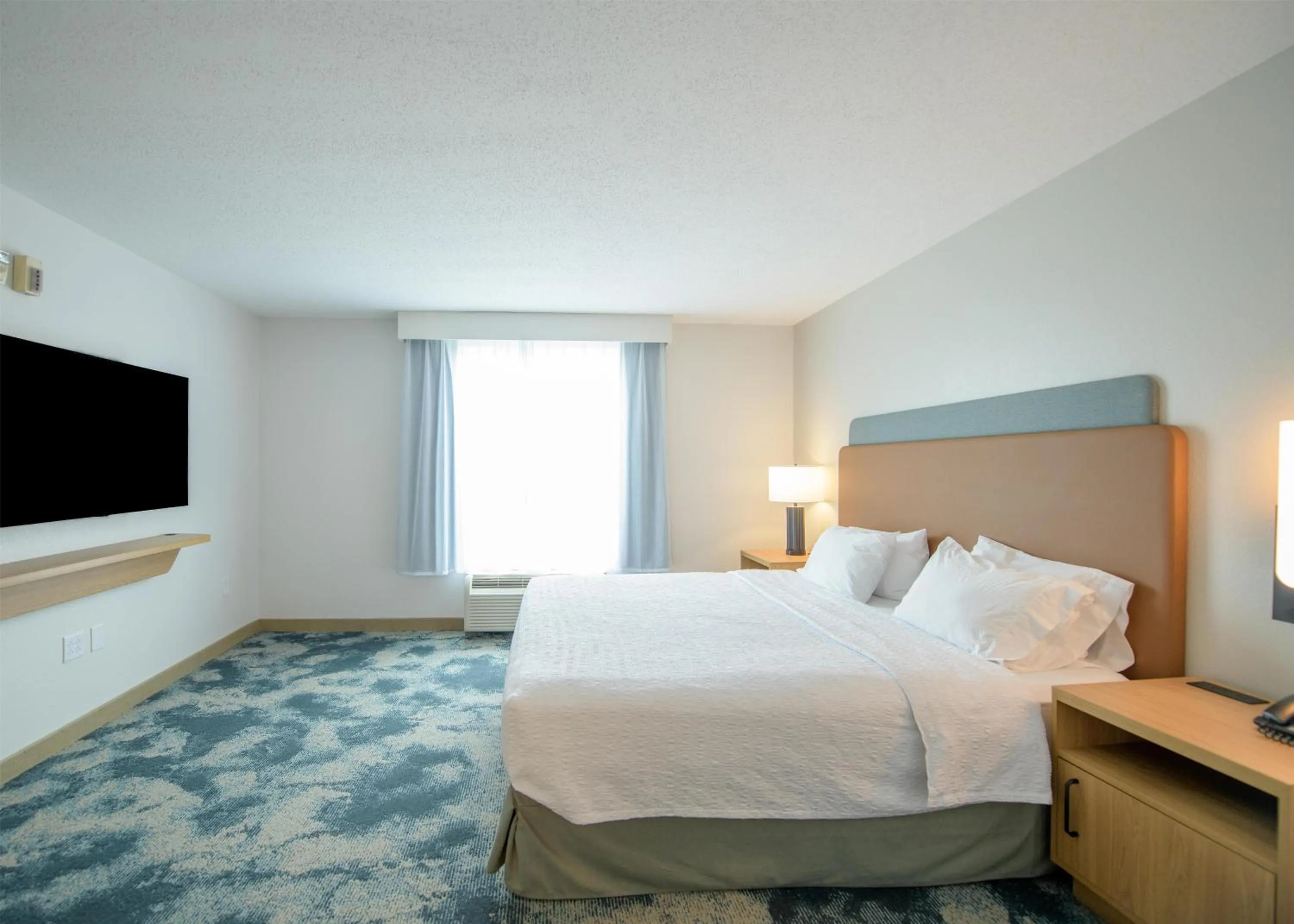 Bed in Hampton Inn Presque Isle