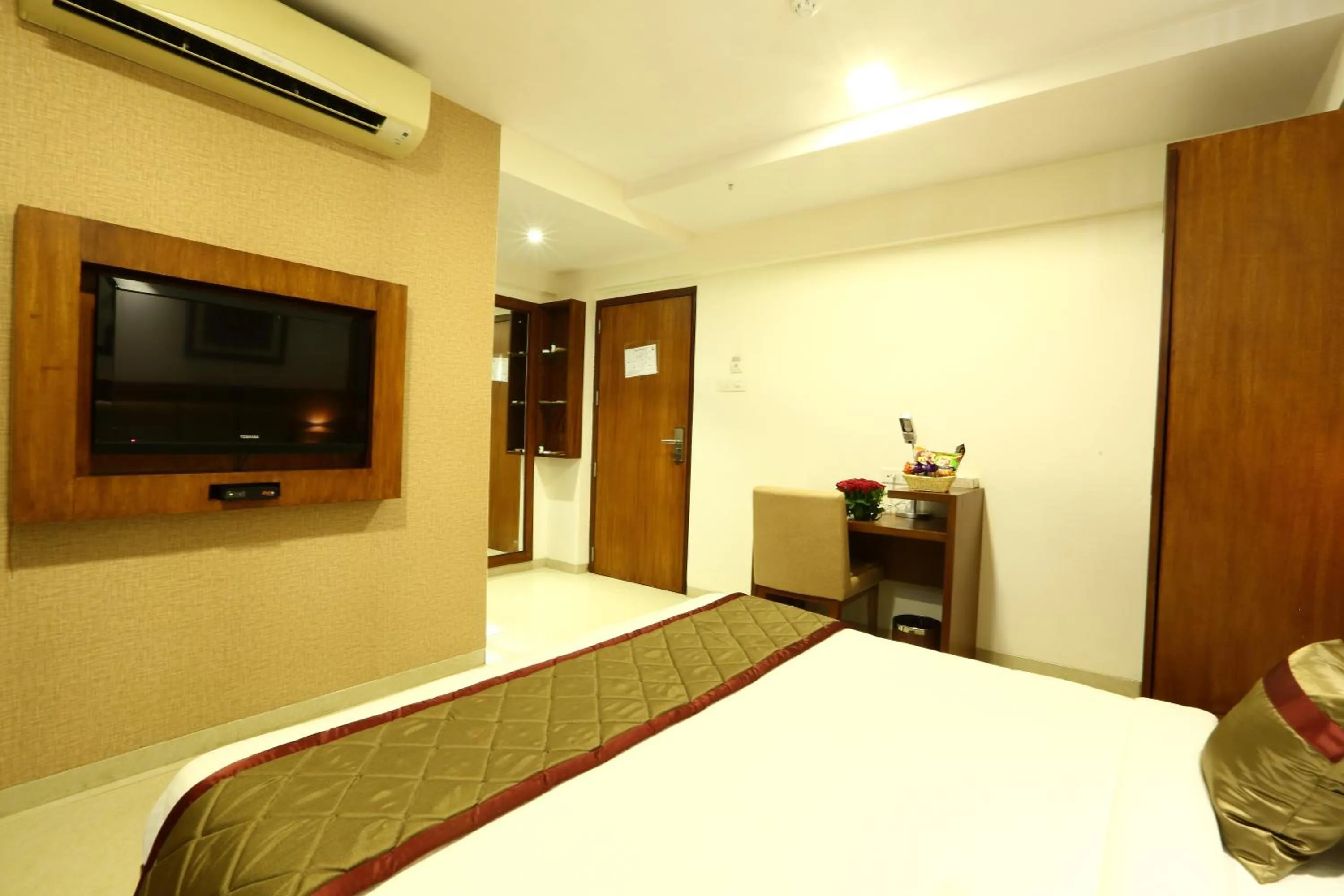 TV and multimedia, Bed in The Altruist Business Hotel Andheri