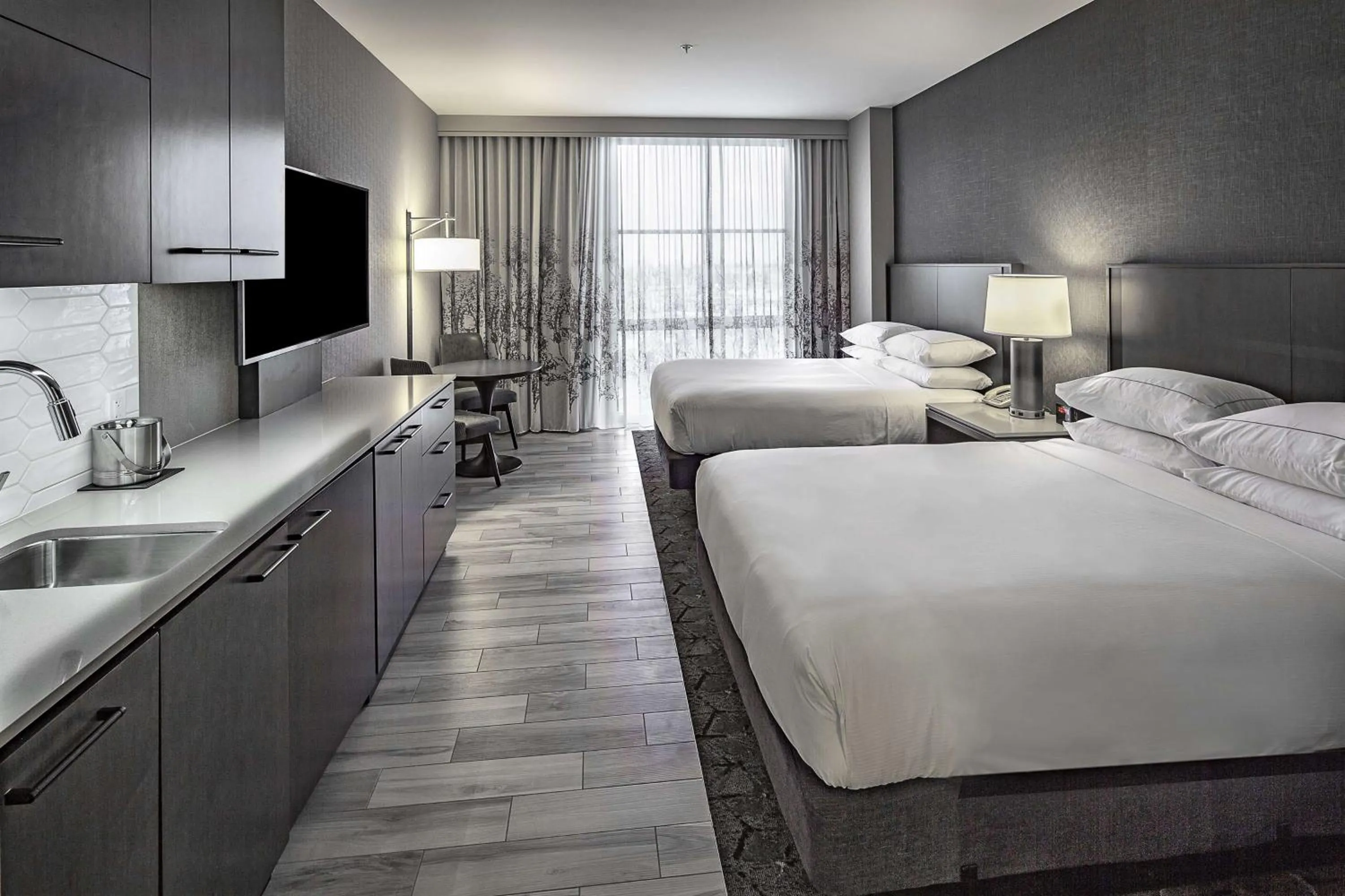 Kitchen or kitchenette, Bed in DoubleTree by Hilton Modesto