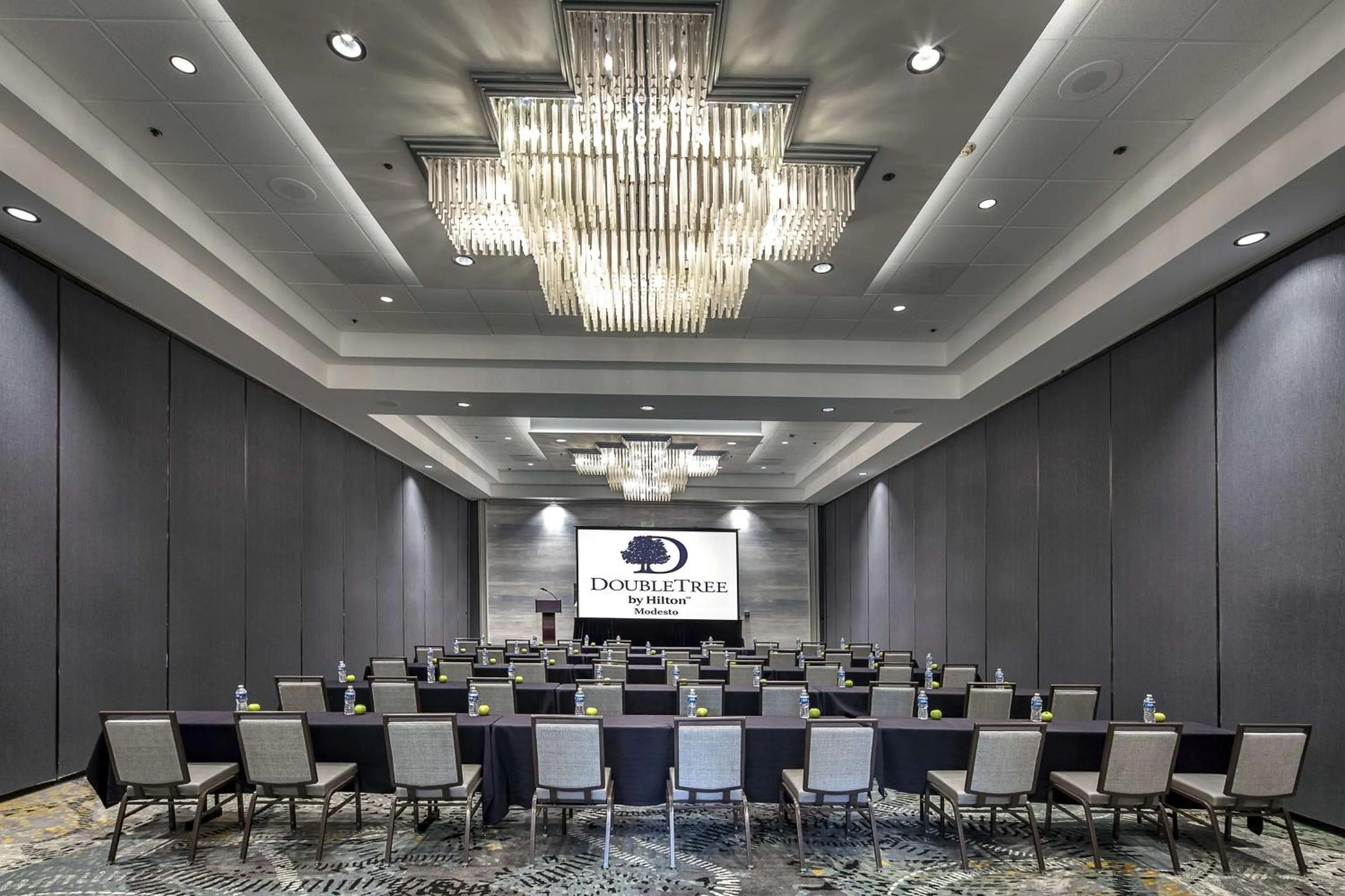 Meeting/conference room in DoubleTree by Hilton Modesto