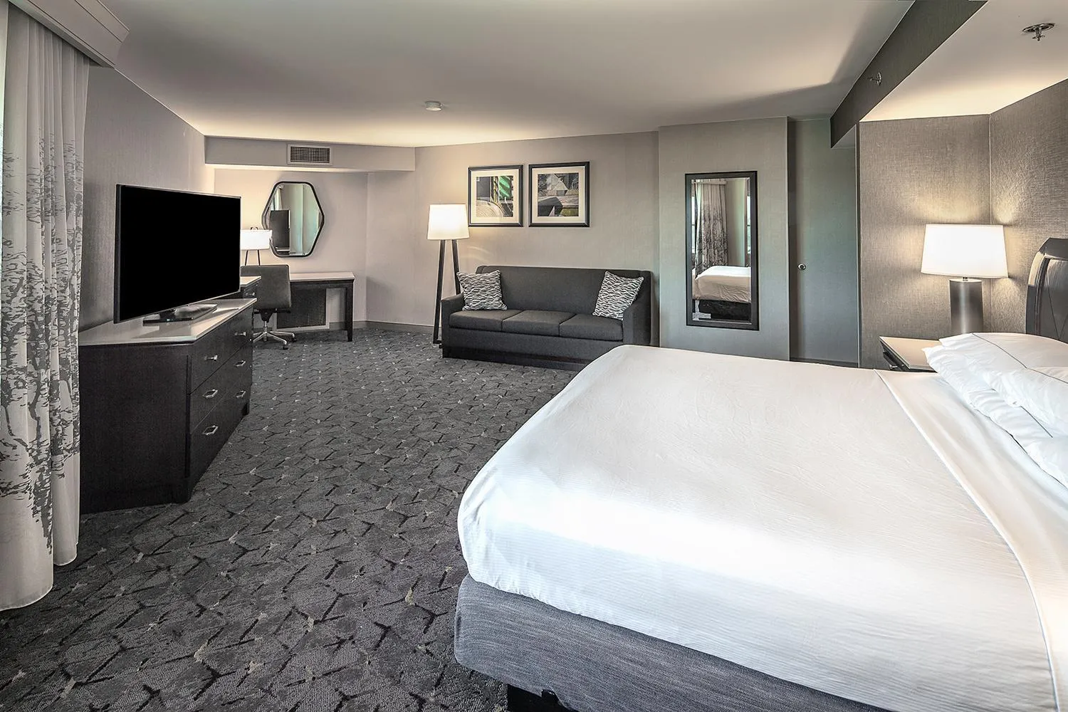 Bed in DoubleTree by Hilton Modesto