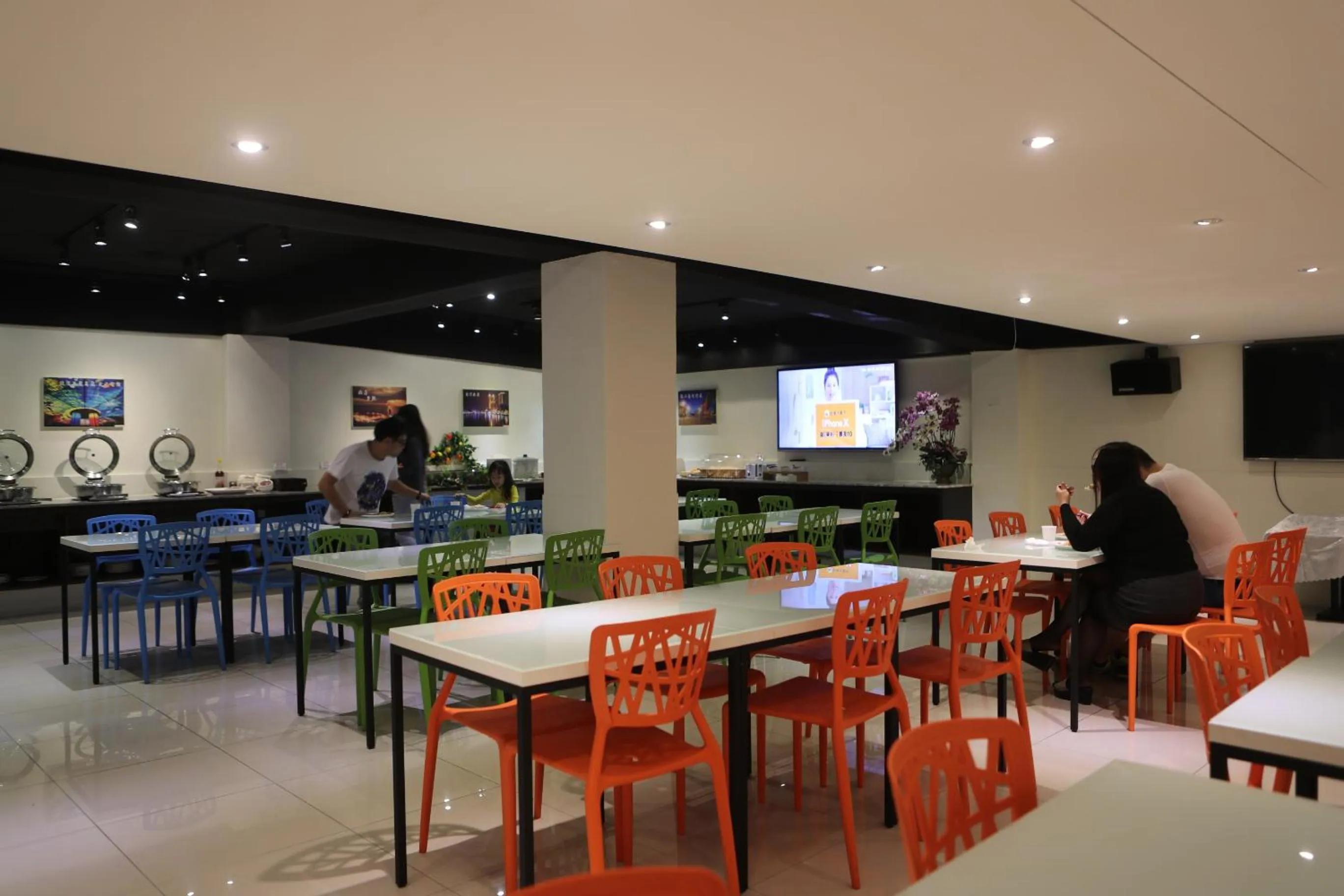 Restaurant/places to eat in M Hotel
