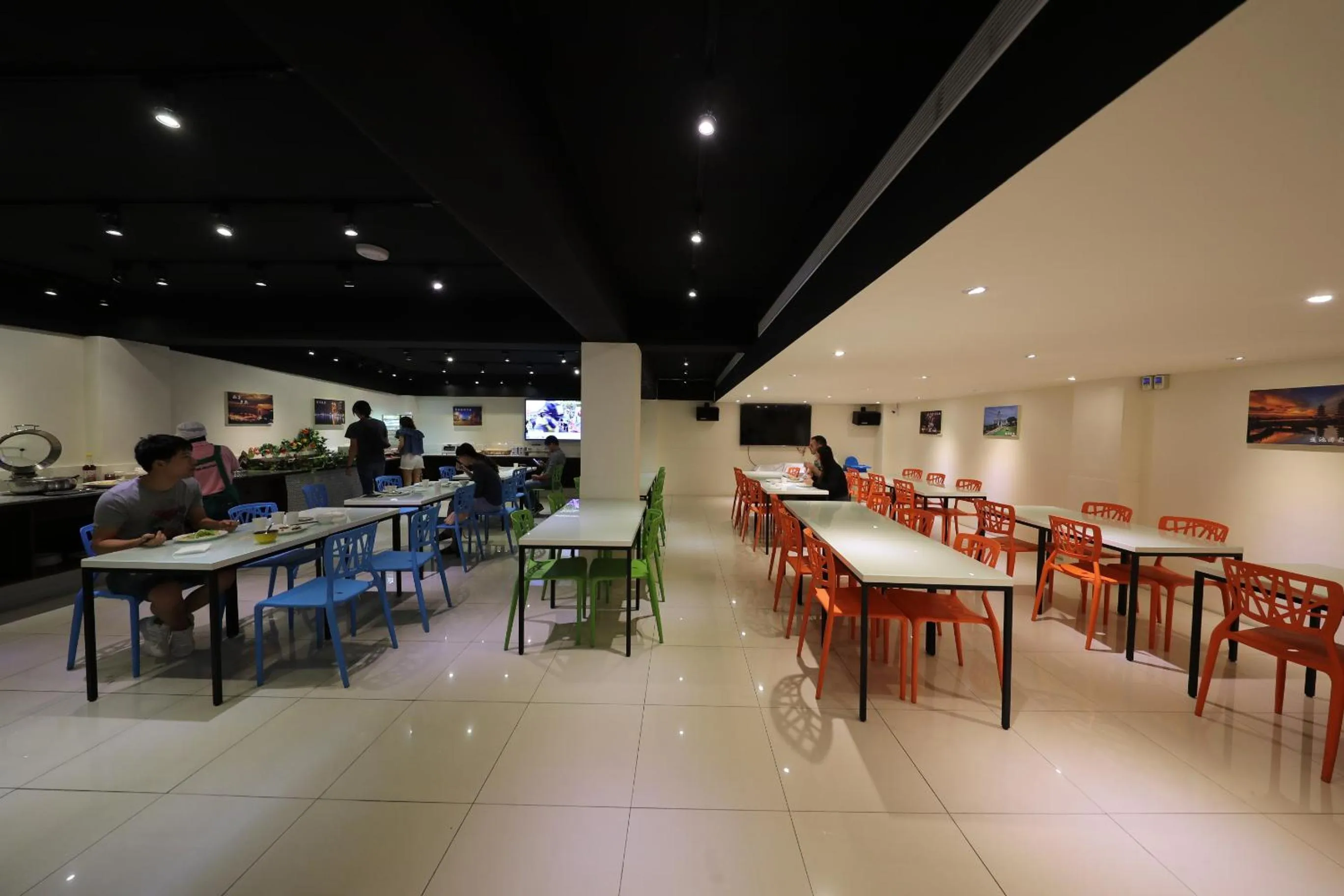 Restaurant/places to eat in M Hotel