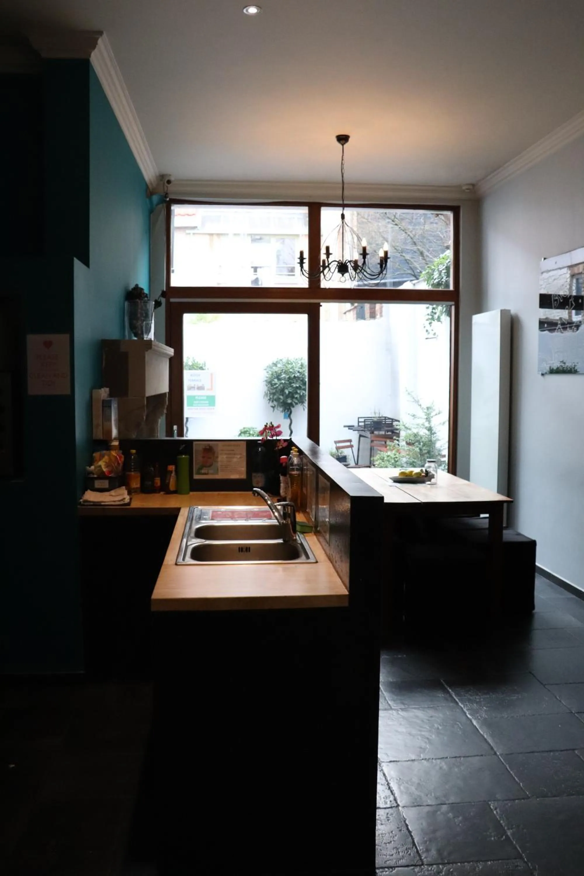 Communal kitchen in Hostel Lybeer Bruges