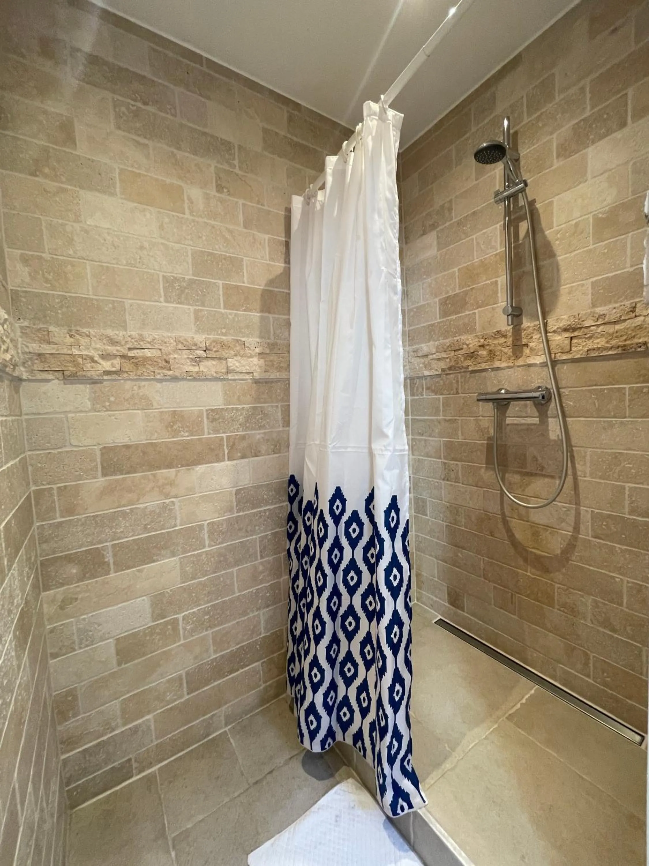 Shower in Hostel Lybeer Bruges