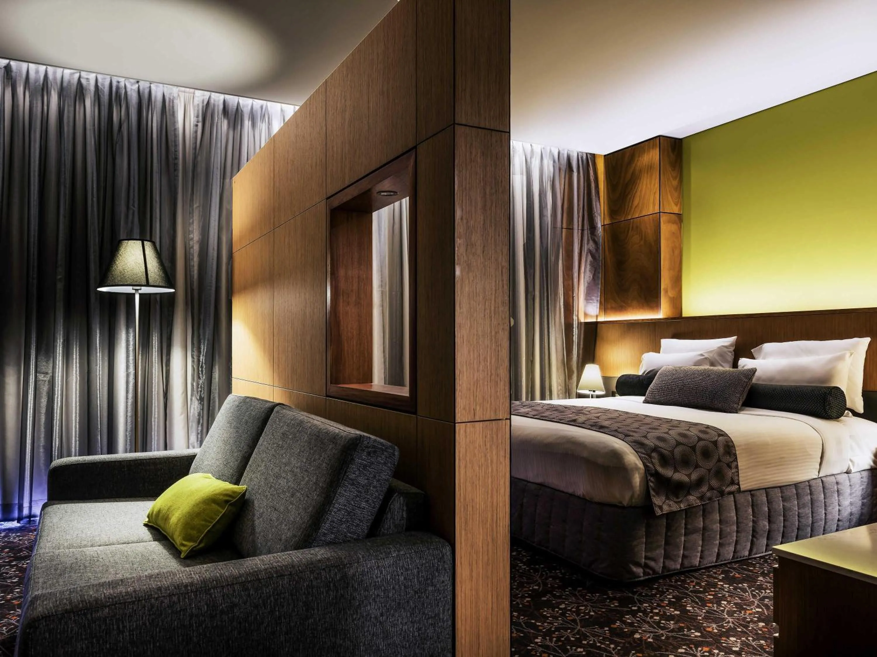 Bedroom, Bed in Mercure Sydney Liverpool