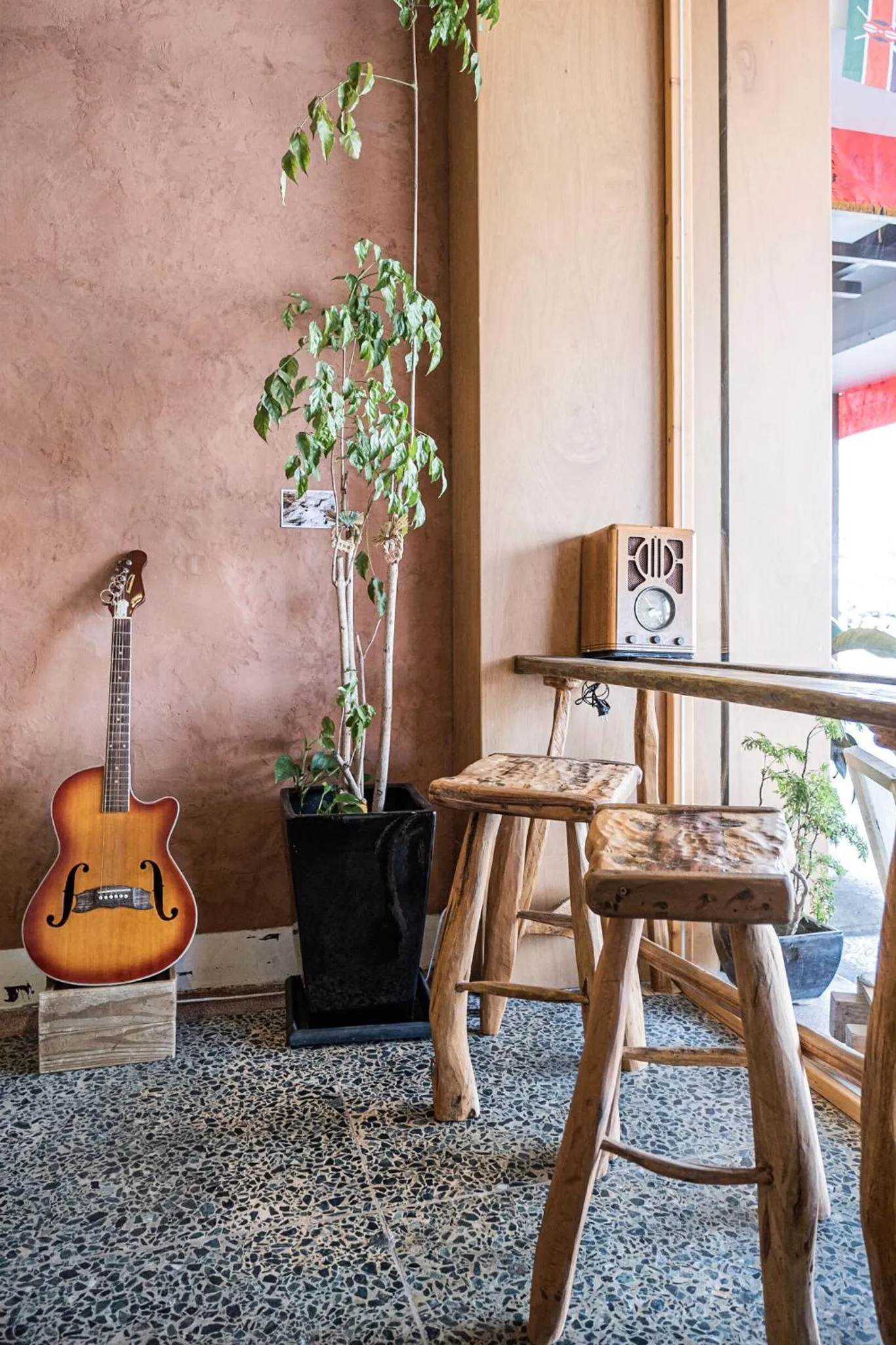 Communal lounge/ TV room in World Inn 窩二樓小客棧民宿