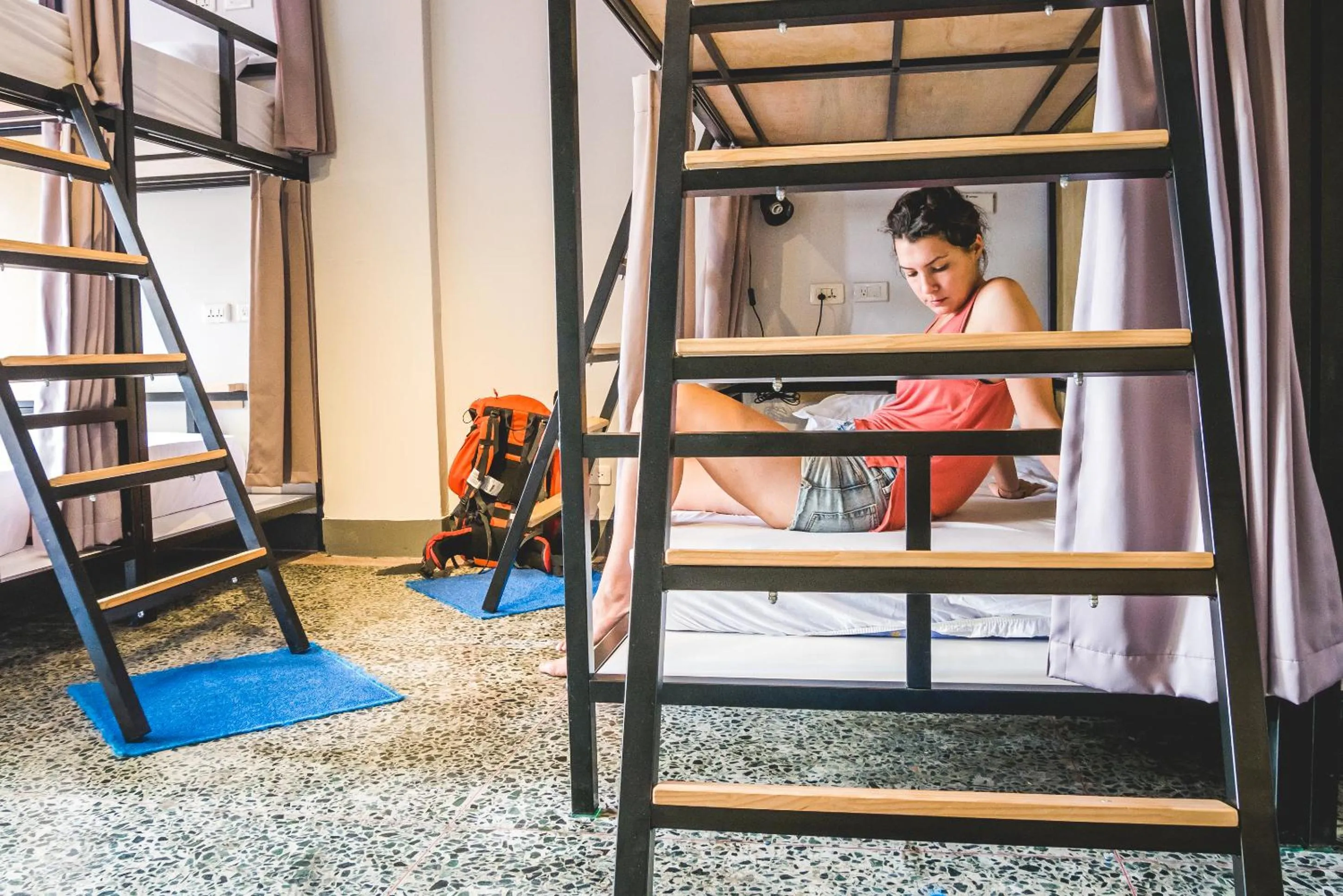 bunk bed in World Inn 窩二樓小客棧民宿