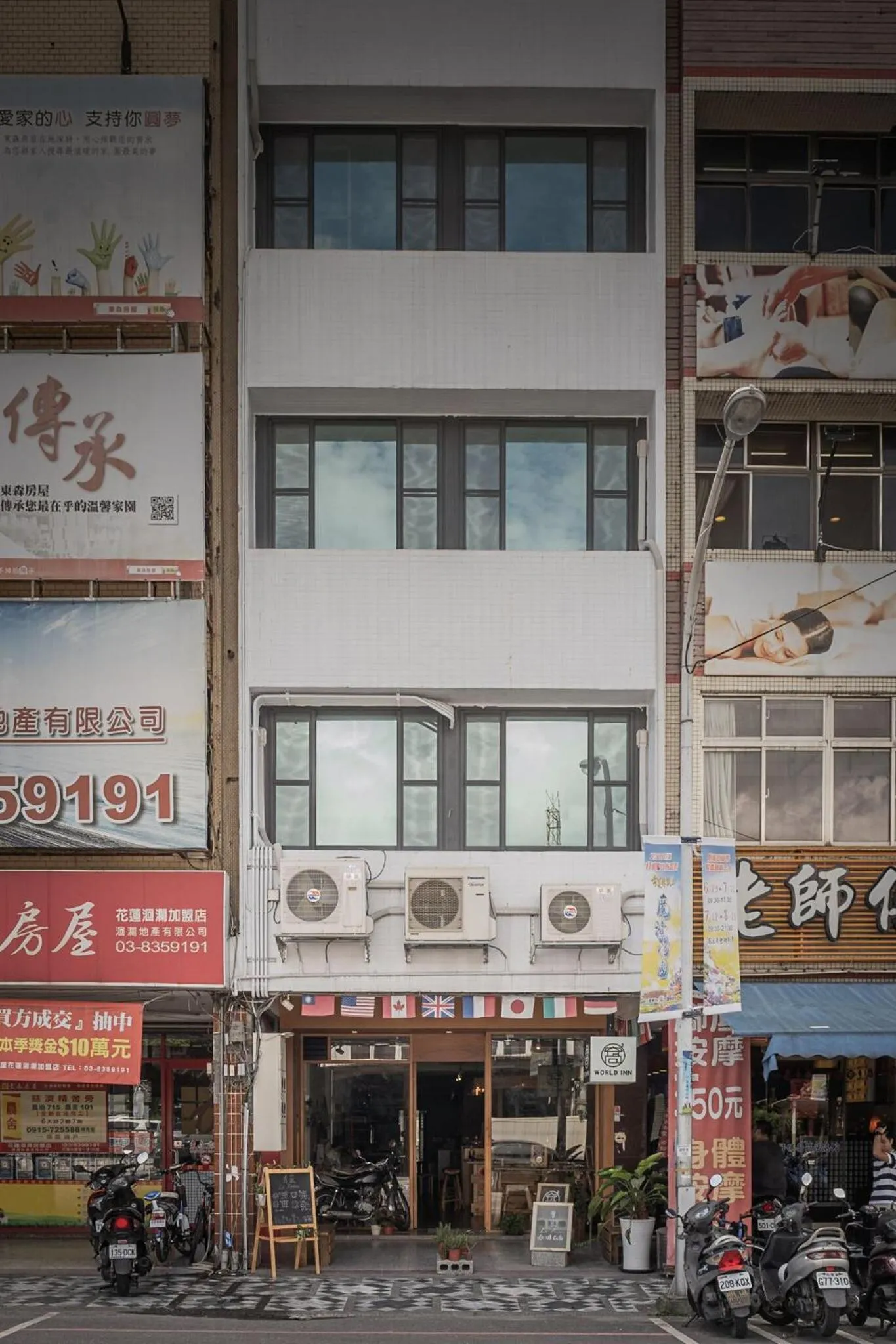 Property building in World Inn 窩二樓小客棧民宿
