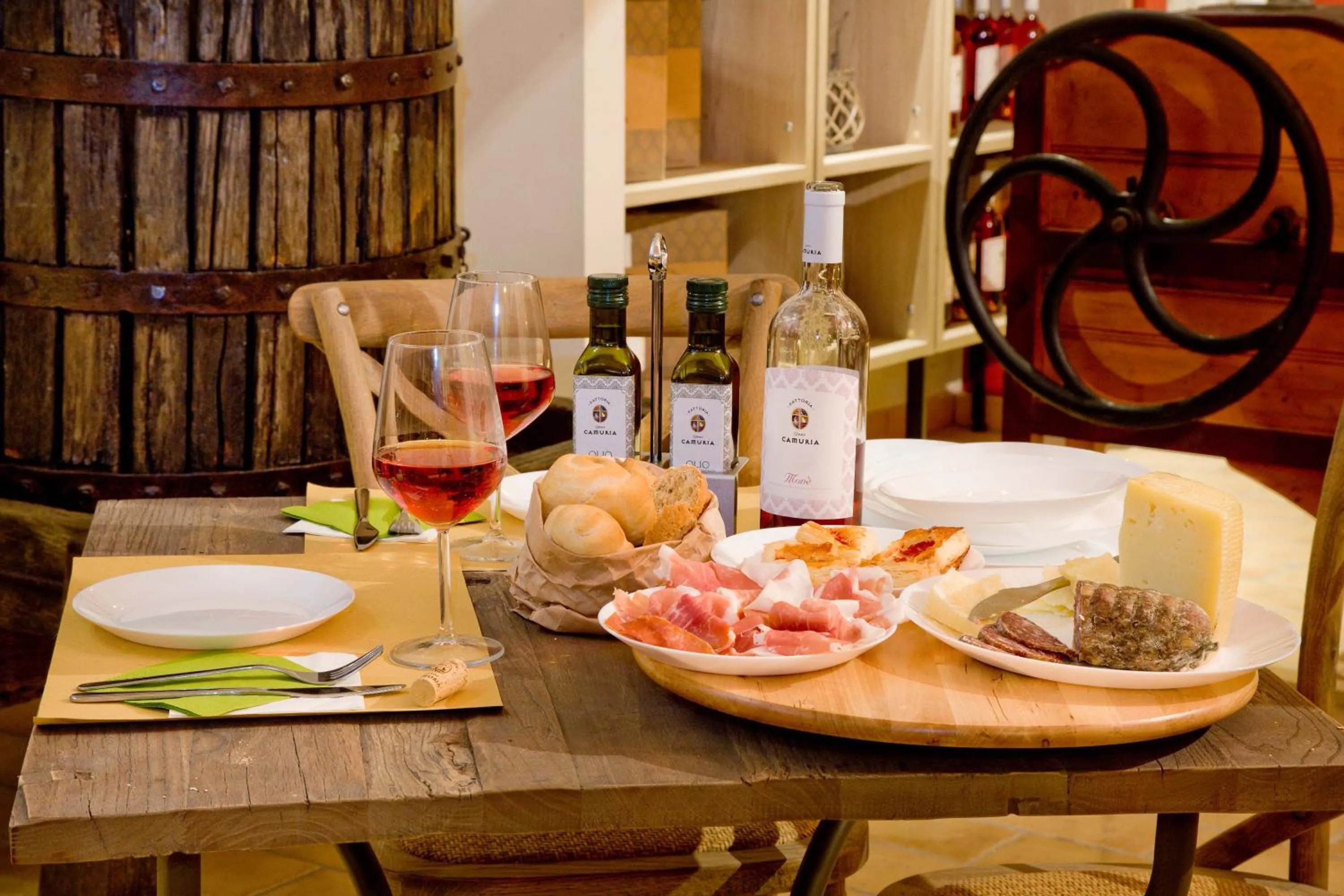 Restaurant/places to eat in Villa Gens Camuria