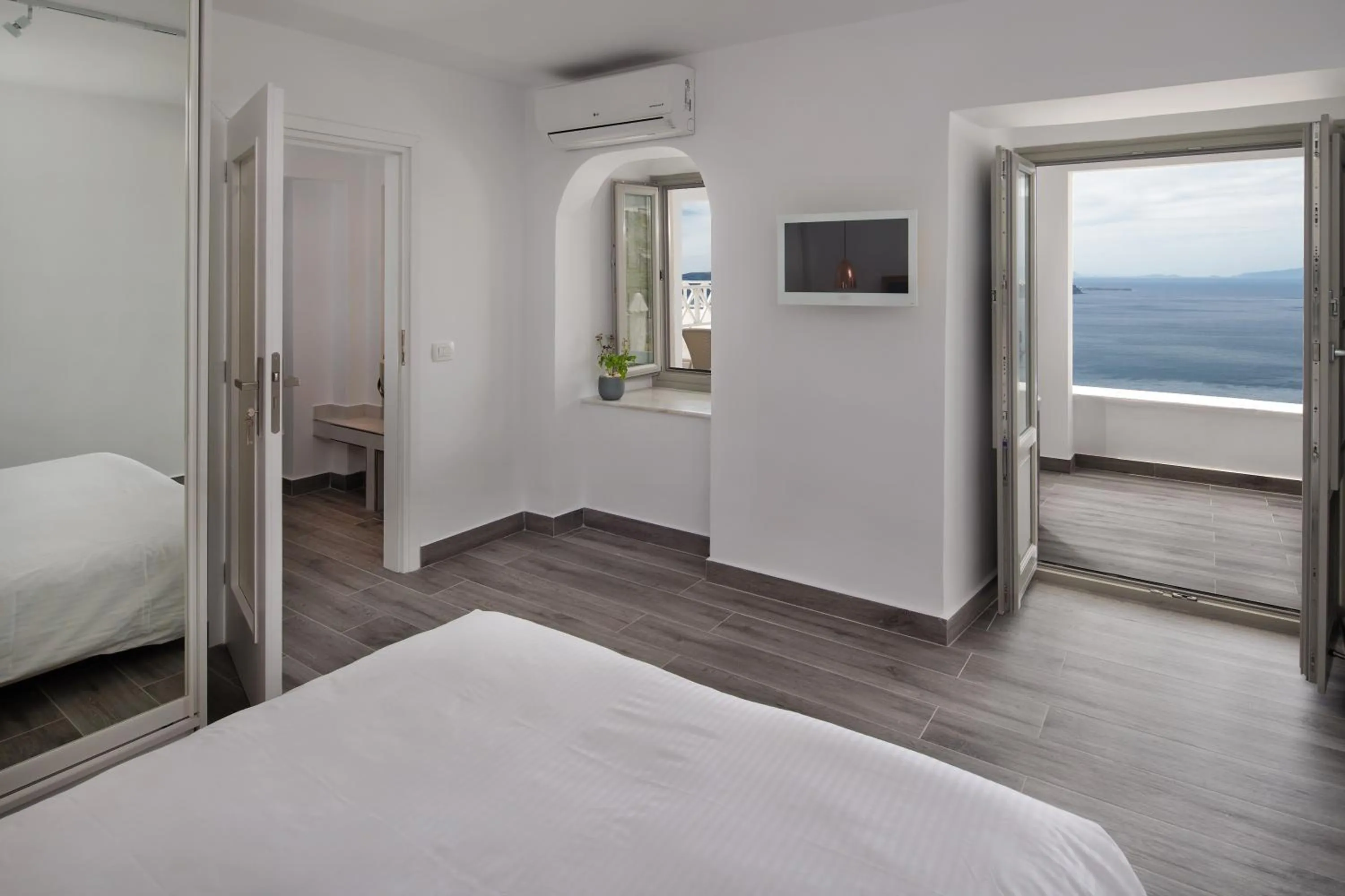 Bedroom, Bed in Hotel Thireas