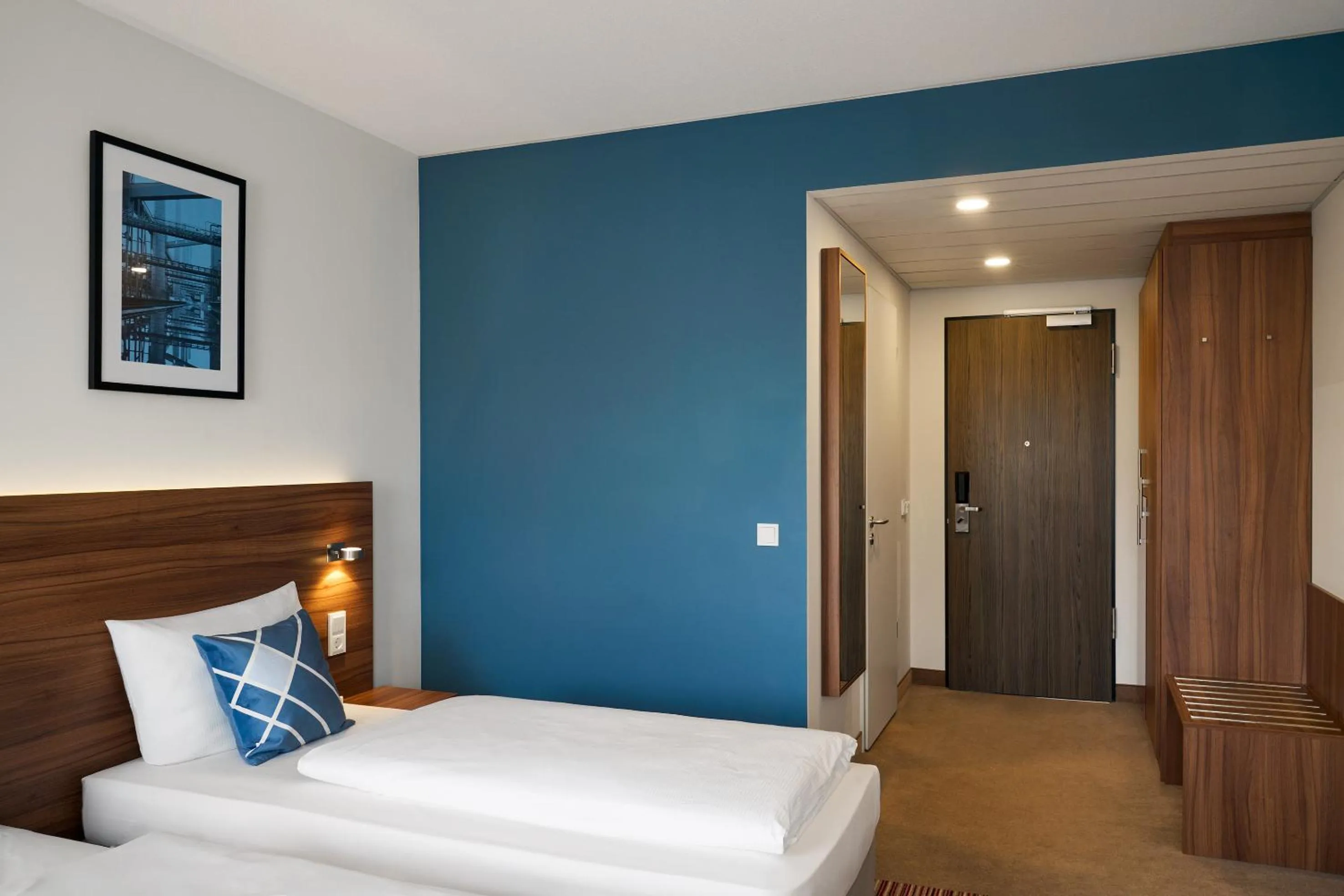 Photo of the whole room, Bed in Four Points Flex by Sheraton Essen