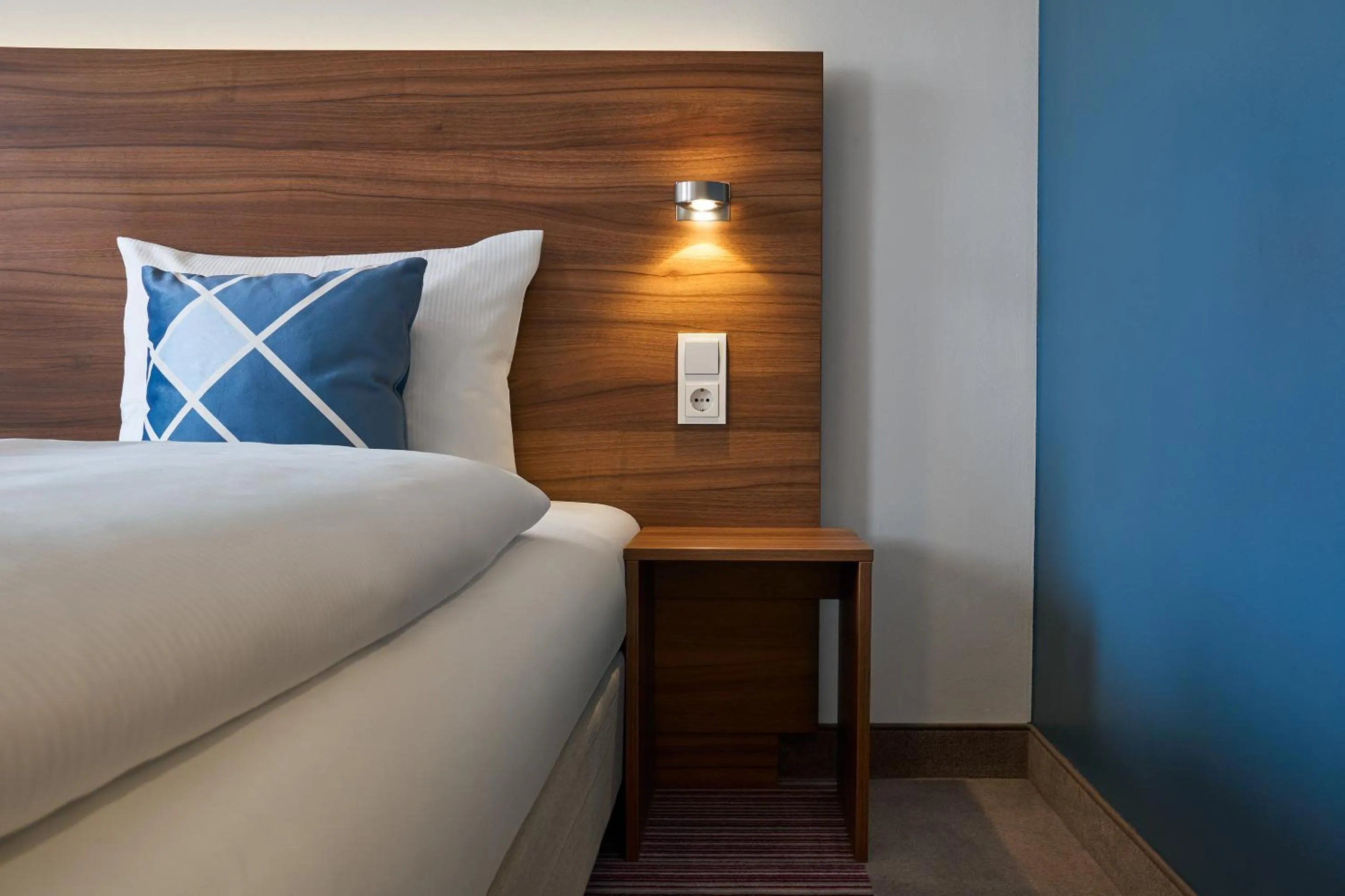 Photo of the whole room, Bed in Four Points Flex by Sheraton Essen