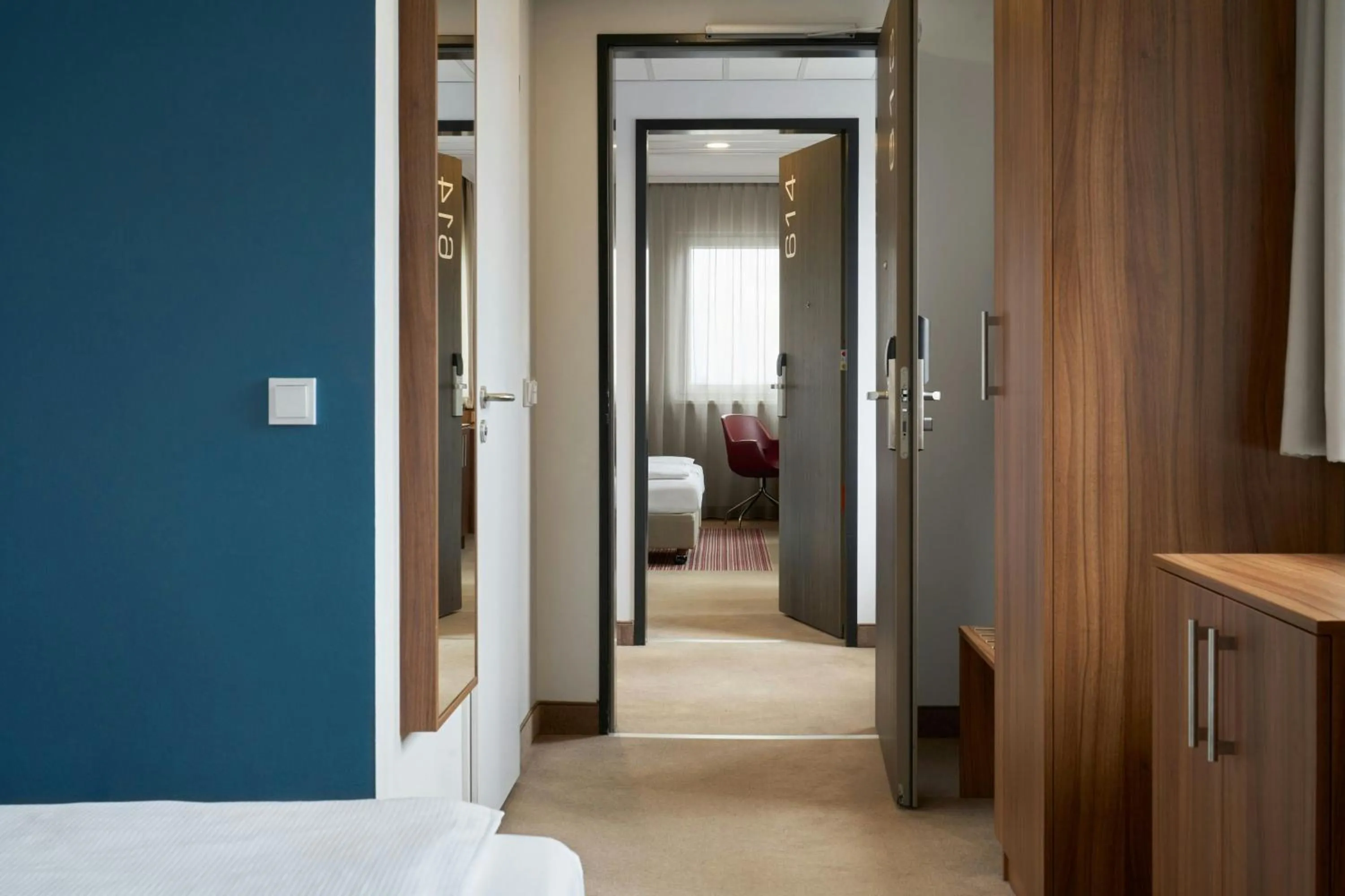 Photo of the whole room, Bed in Four Points Flex by Sheraton Essen