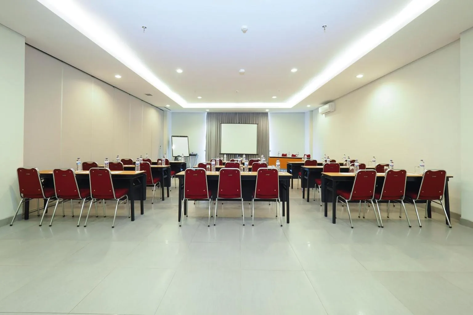 Meeting/conference room in Amaris Hotel Sriwedari Solo