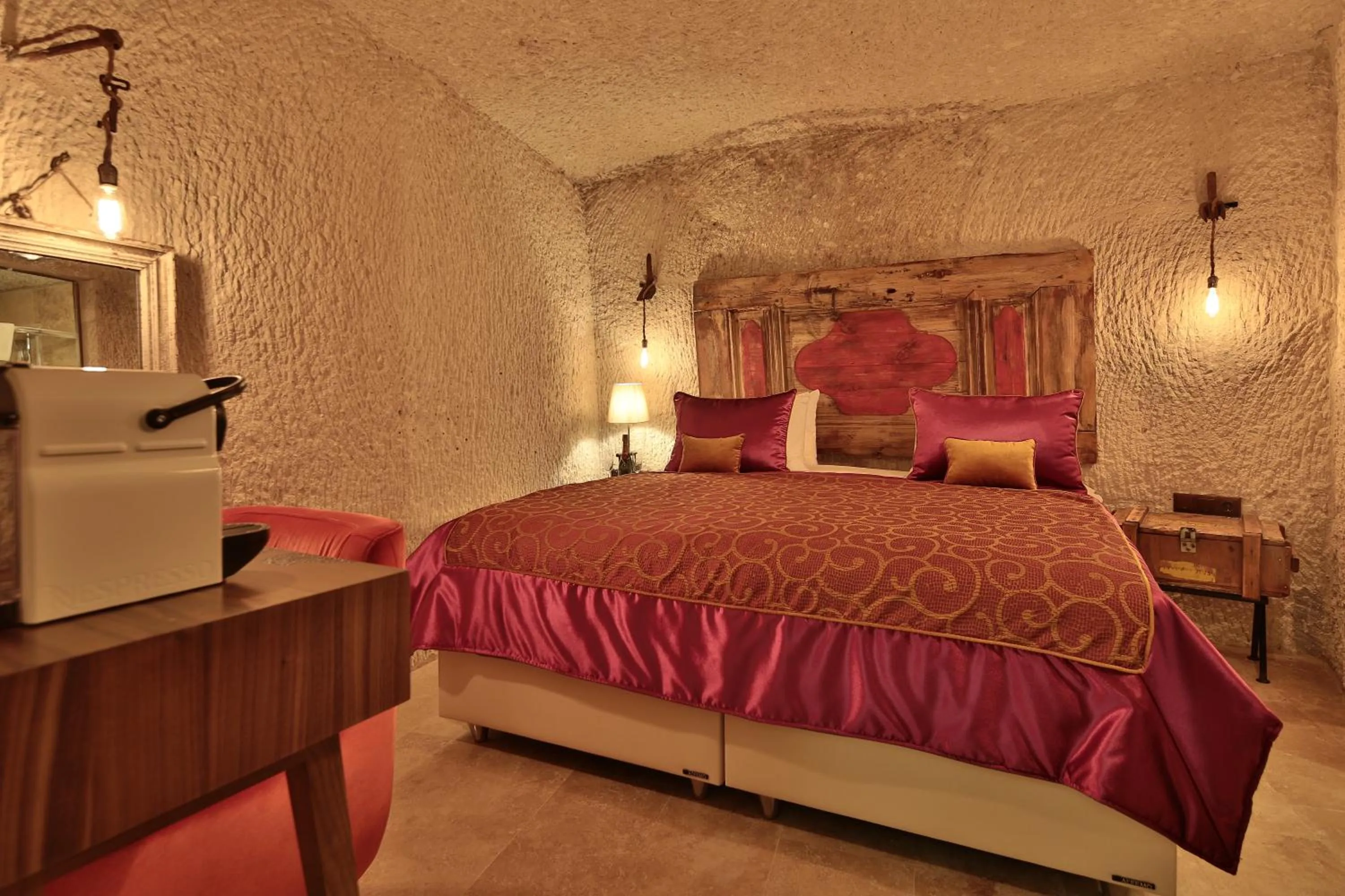 Photo of the whole room, Bed in The Owl Cave Hotel